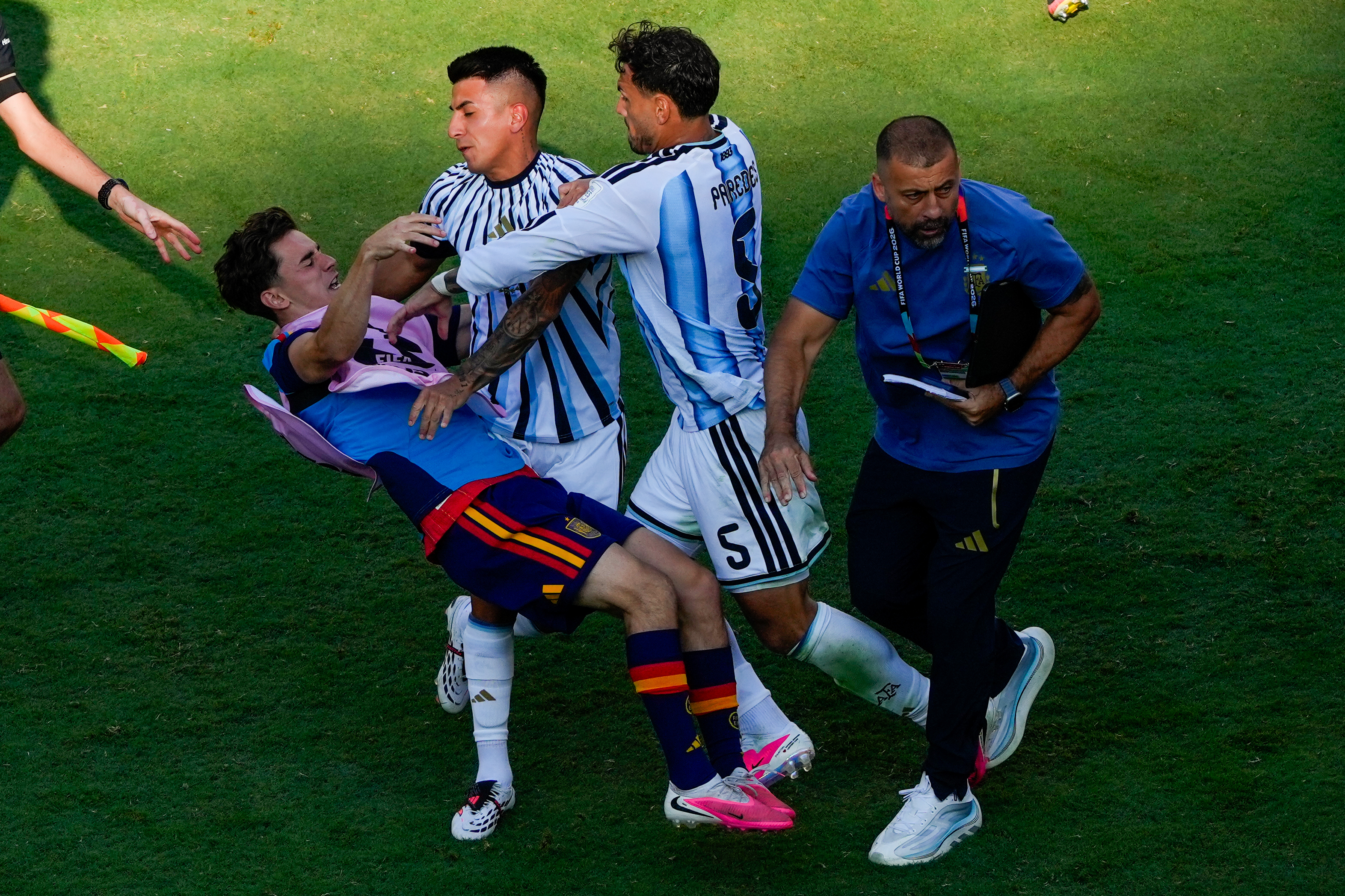 Paredes recibi&oacute; una de las sanciones m&aacute;s severas en la historia de los Mundiales: el antecedente de Luis Su&aacute;rez y cu&aacute;ndo volver&iacute;a a jugar