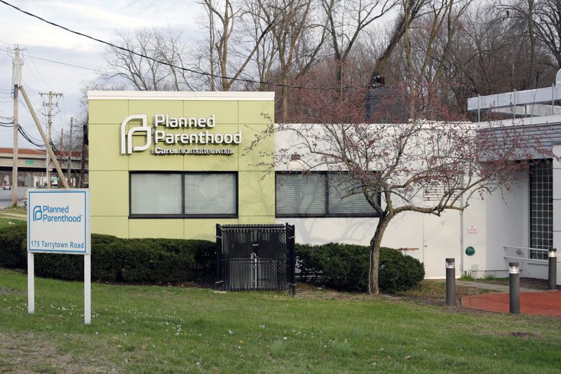 FOTO DE ARCHIVO. Vista exterior de un centro de Planned Parenthood en White Plains, Nueva York, Estados Unidos. 2 de abril de 2020. La organización provee acceso a abortos seguros. REUTERS/Liliana Engelbrecht