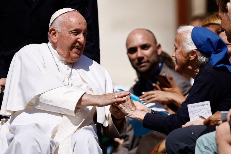 La operación del papa Francisco terminó “sin complicaciones” y se recupera en el hospital Gemelli