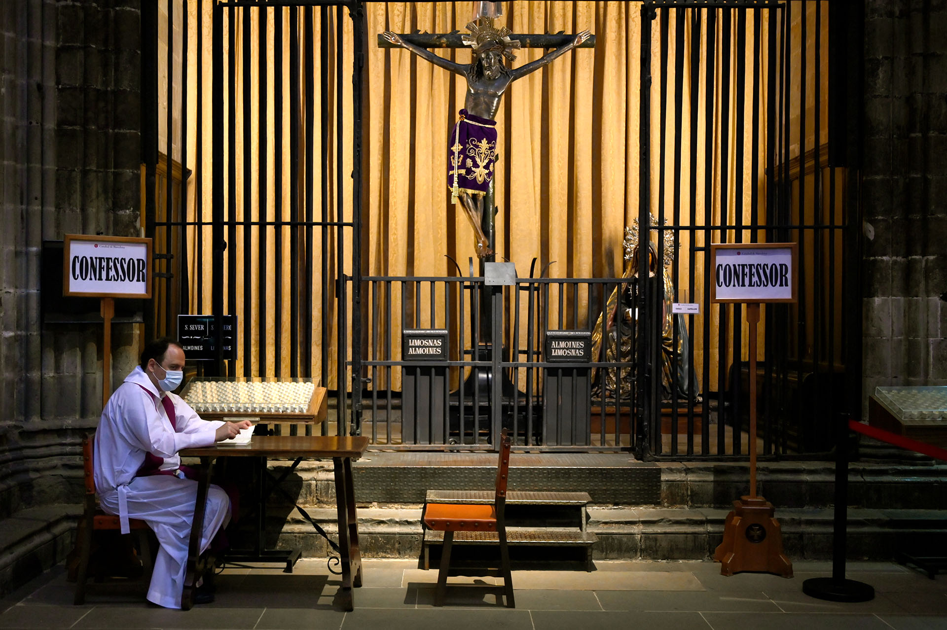 Un confesor espera a los fieles en la Catedral de Barcelona, en España.
