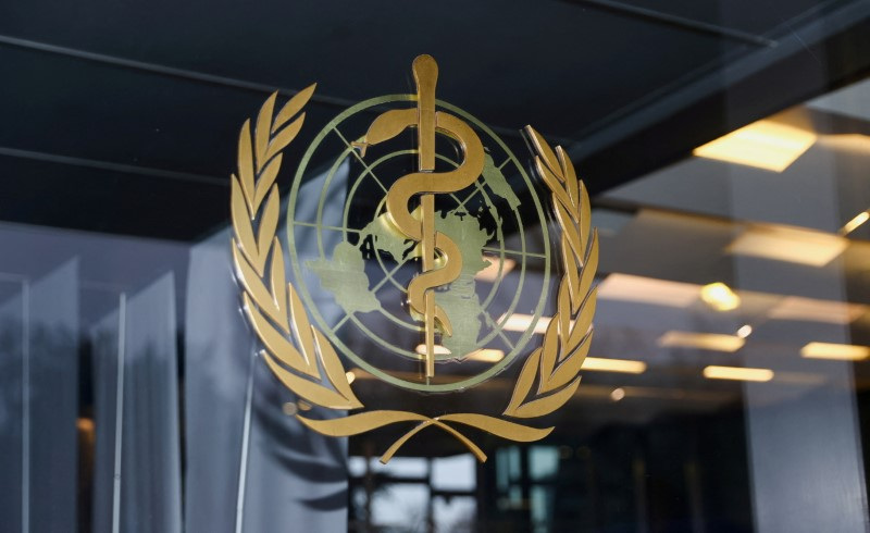 Imagen de archivo del logotipo de la Organización Mundial de la Salud en la entrada del edificio de la OMS, en Ginebra, Suiza (REUTERS/Denis Balibouse/Archivo)