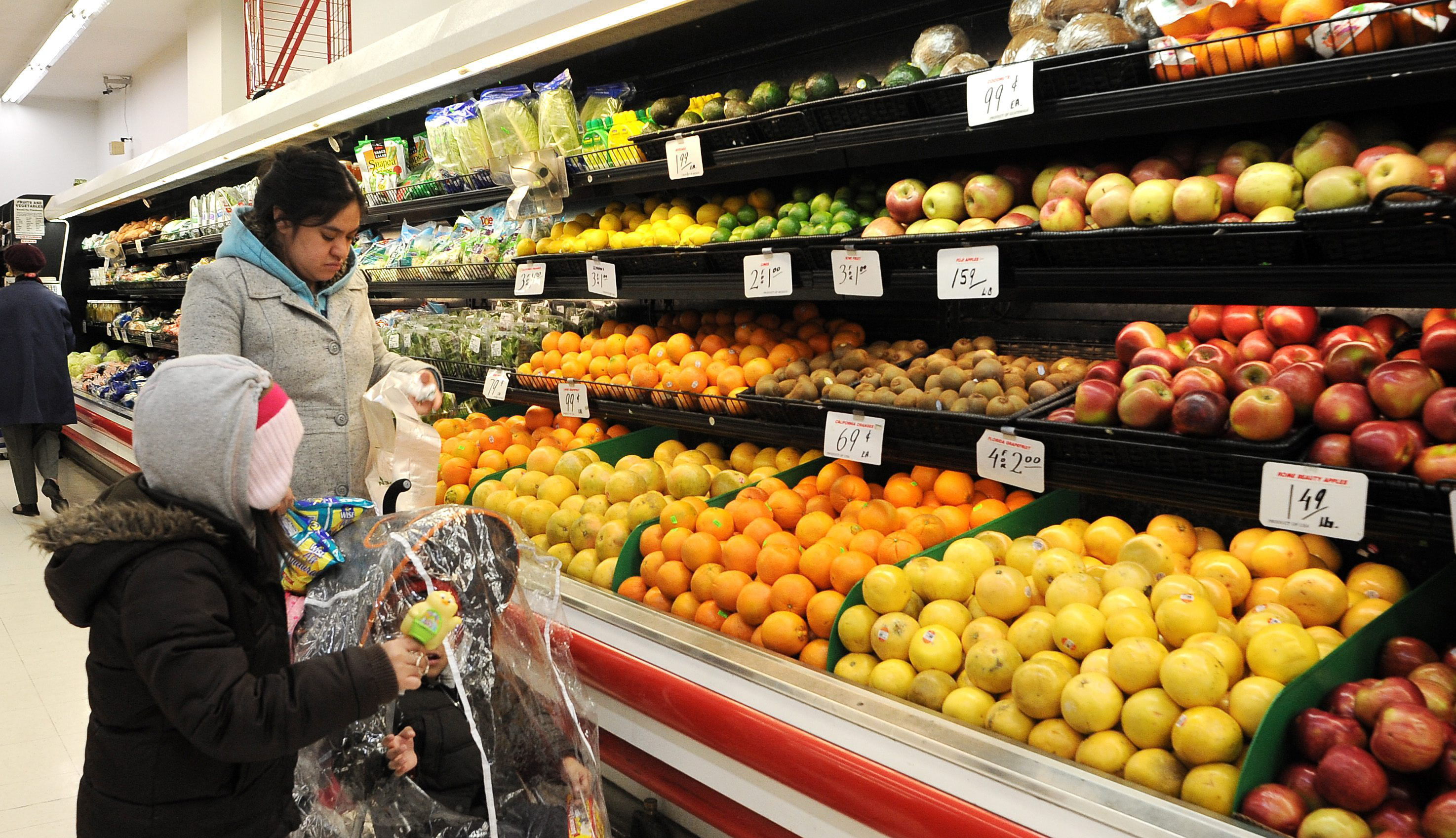 Una mujer compra frutas en un supermercado de Brooklyn, en una fotografía de archivo. EFE/JUSTIN LANE
