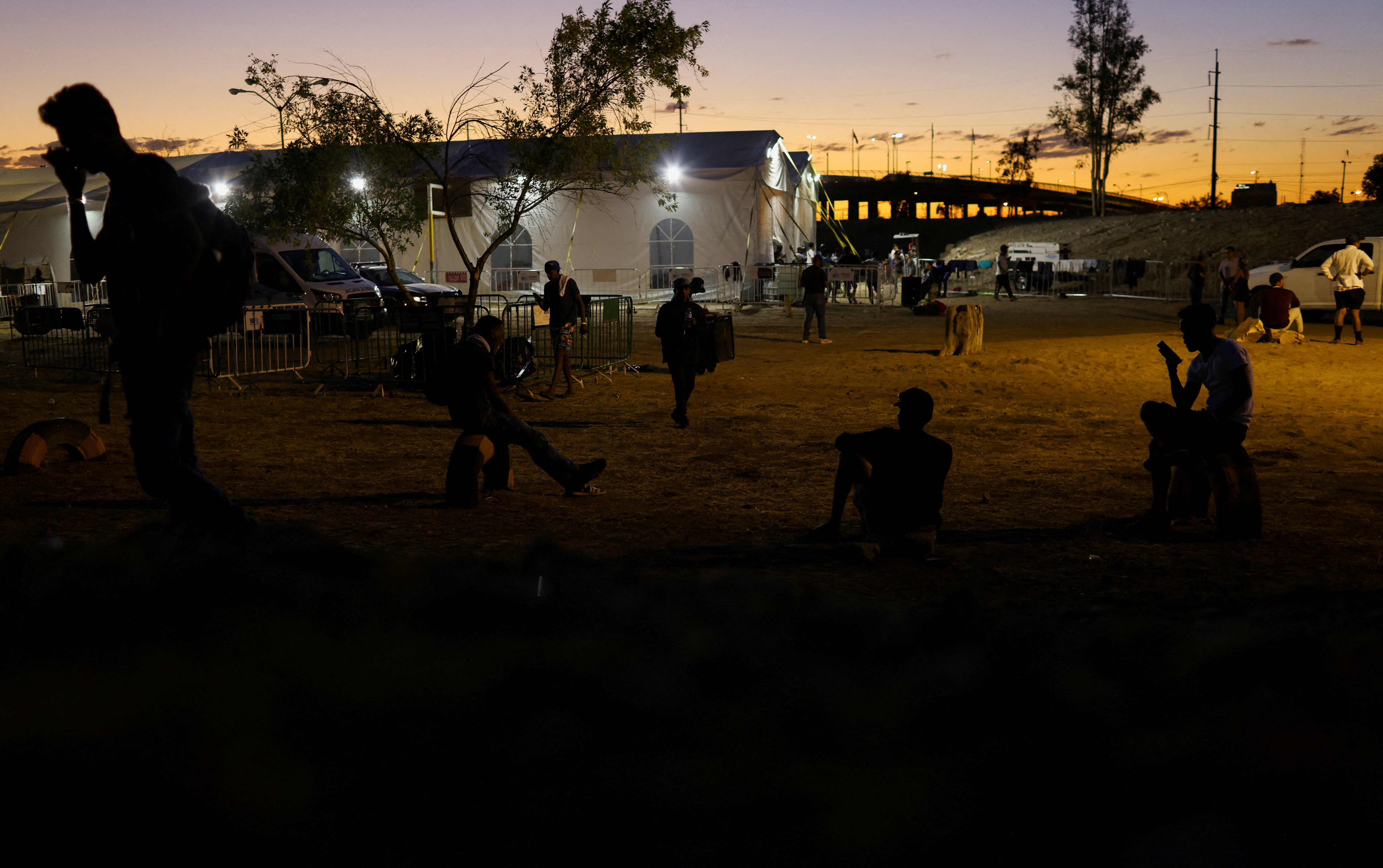 Los migrantes arribaron a un nuevo refugio establecido por las autoridades locales para albergar a las personas que fueron desalojadas de un campamento ubicado frente al centro de detención migratoria. (REUTERS/Jose Luis Gonzalez     TPX IMAGES OF THE DAY)