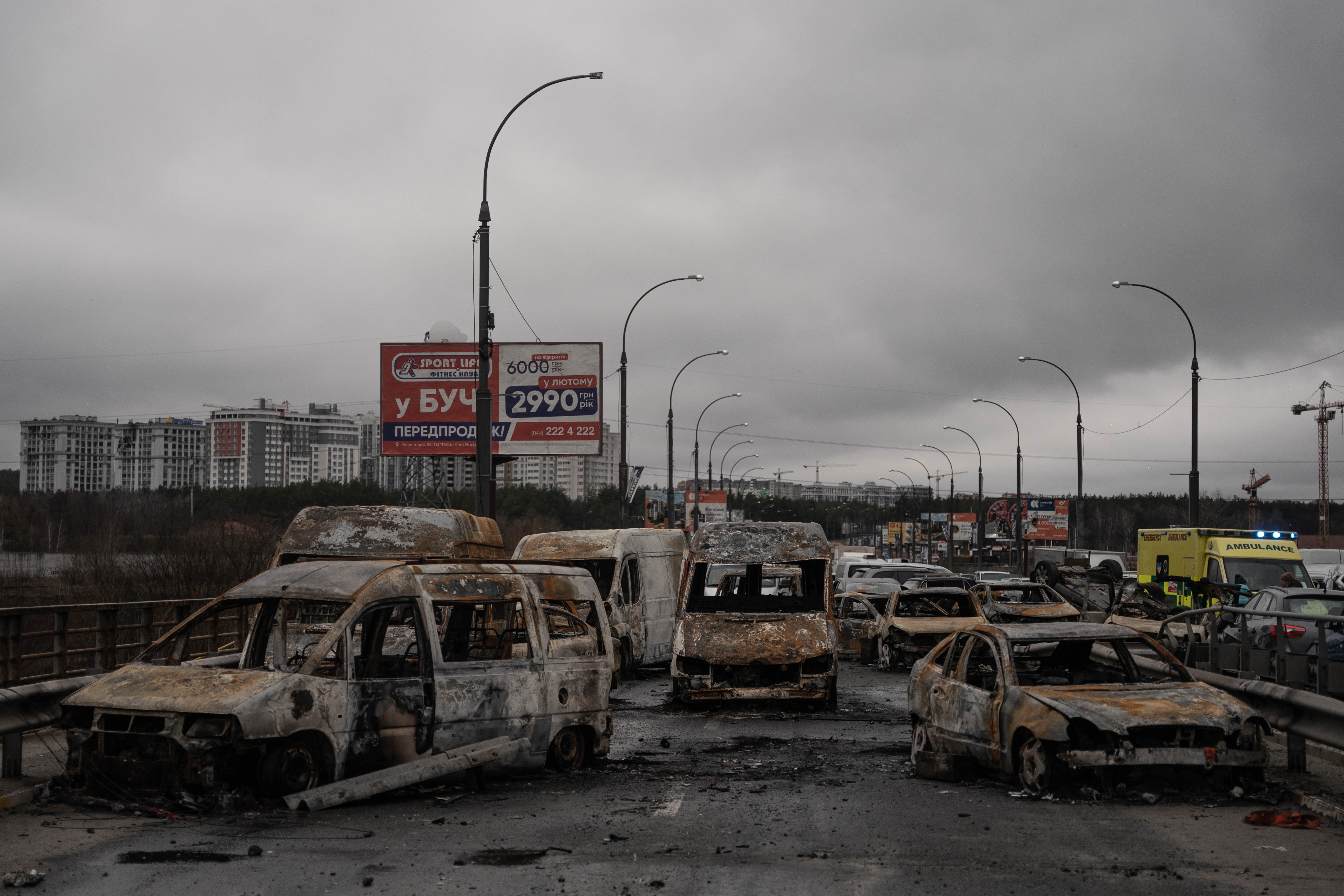 Embotellamiento de autos sin nadie adentro, una fila de vehículos que buscaban salir pero quedaron abandonados cuando comenzó la balacera y los bombardeos.