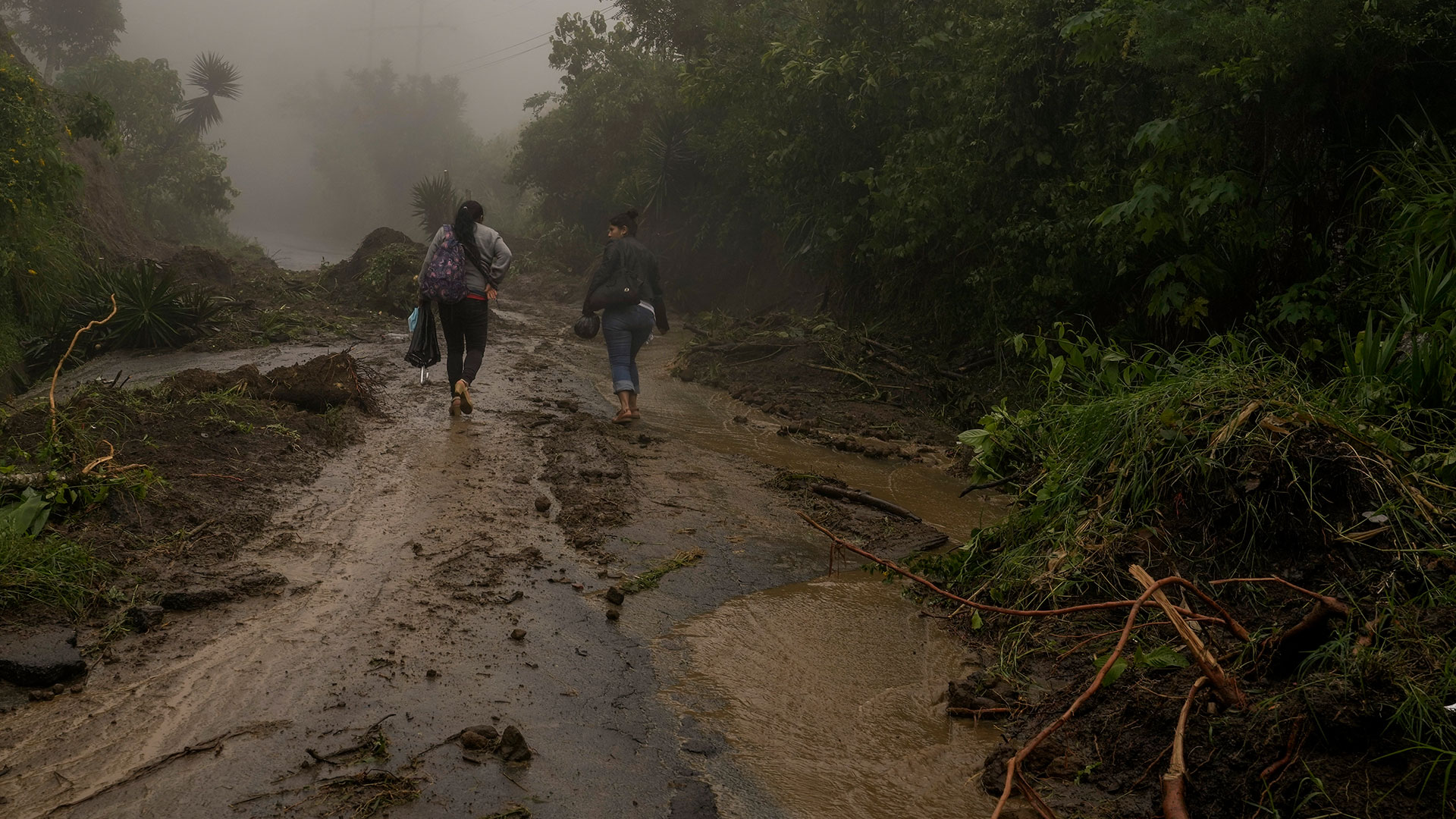 Soldados caminan bajo la lluvia en Comasagua, El Salvador, el lunes 10 de octubre de 2022. Al menos cinco soldados murieron el lunes cuando la pared de una casa se derrumbó mientras se refugiaban de la lluvia mientras estaban desplegados para reprimir la actividad de las pandillas. (Foto AP/Moisés Castillo)
