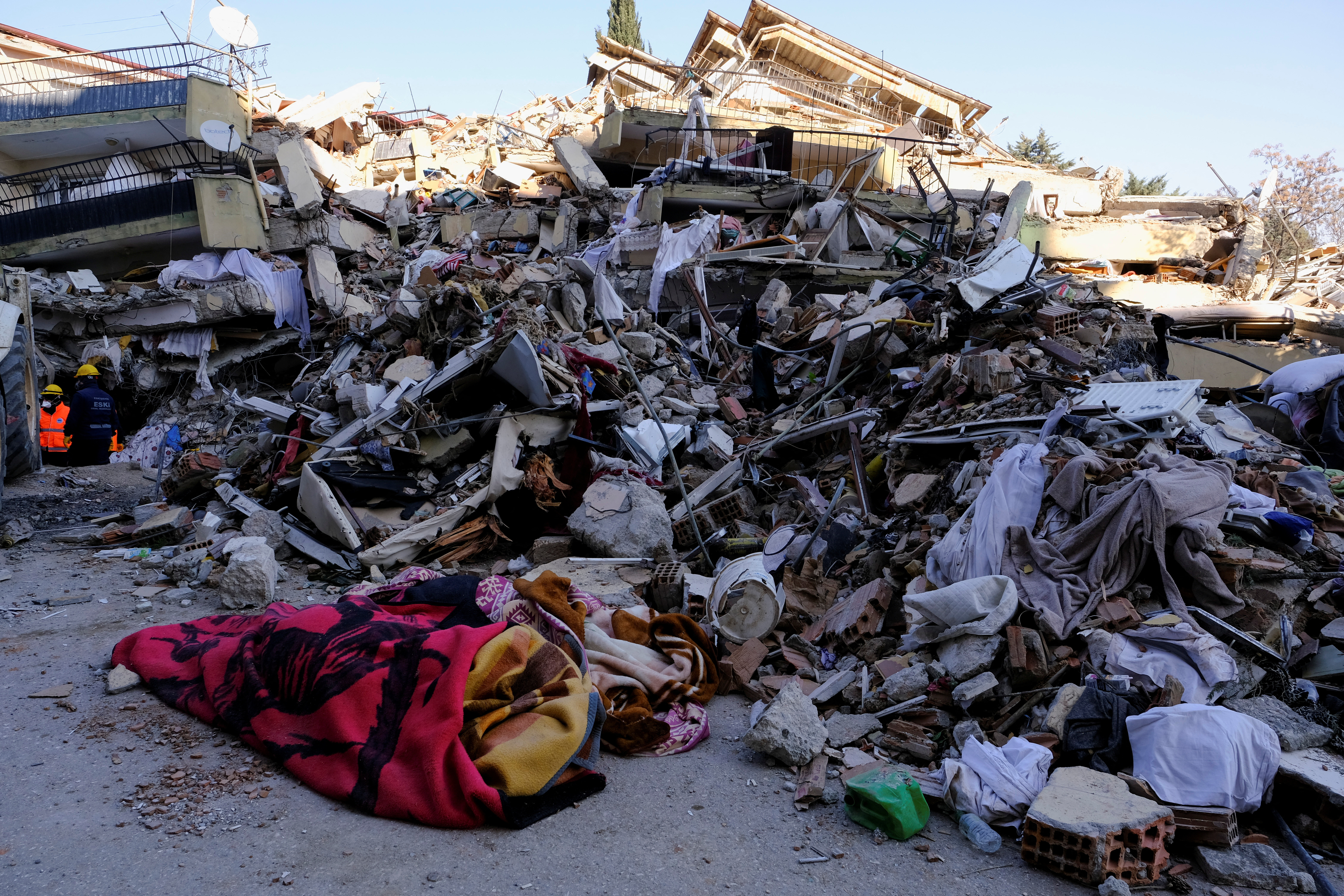 Edificios destruidos y cuerpos envueltos en mantas tras el mortífero terremoto en Hatay, Turquía, 10 de febrero de 2023. REUTERS/Emilie Madi