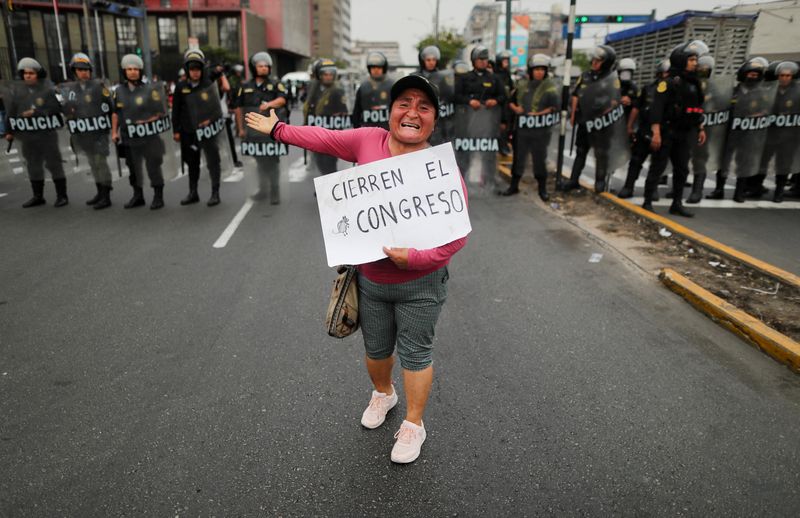 Una manifestante gesticula mientras sostiene un cartel durante una protesta después de que el gobierno anunciara un estado de emergencia (REUTERS/Sebastian Castaneda)