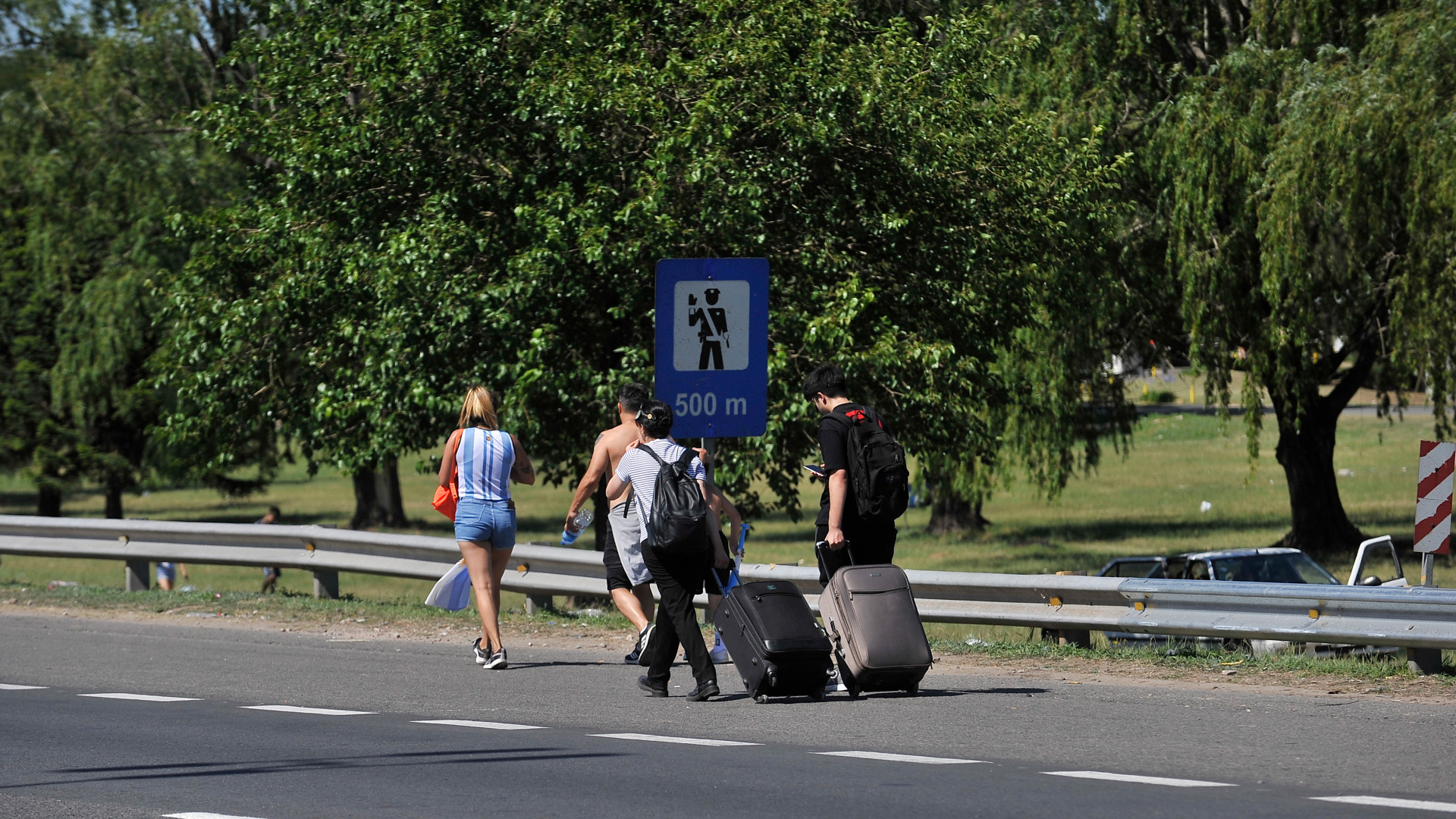 Los pasajeros deben llegar a pie al aeropuerto de Ezeiza (Gustavo Gavotti)