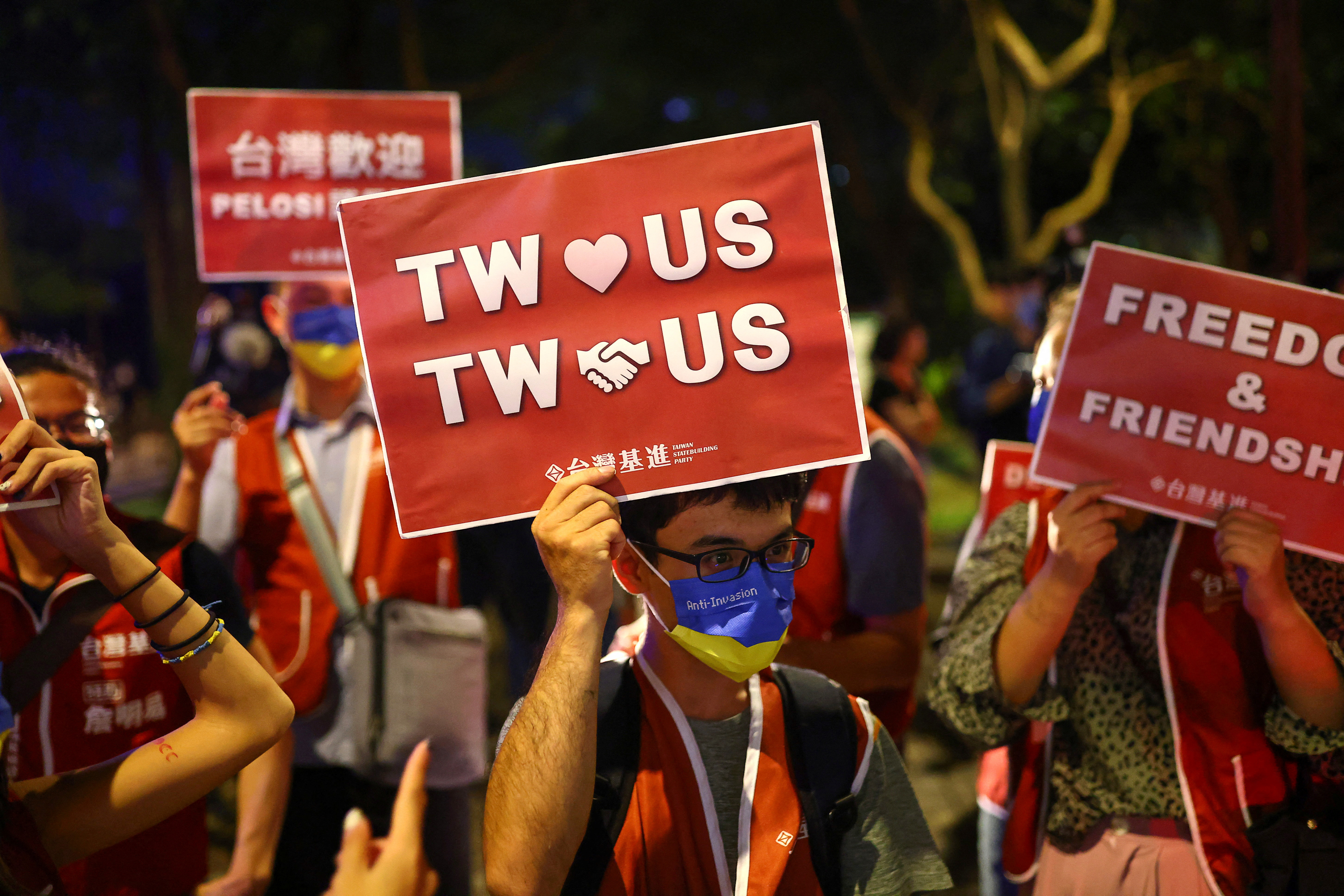 Carteles de bienvenida para la delegación estadounidense en Taipéi (Reuters)