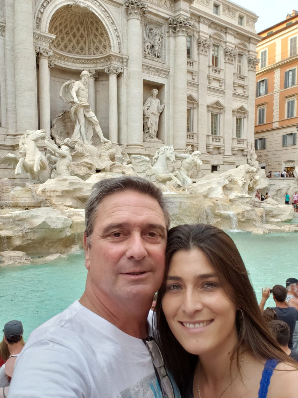 Selfie de Federico y Vanesa en la Fontana di Trevi. En esa luna de miel por Europa, él empezó a sentir sus primeras molestias en el pecho: creía que solo era acidez