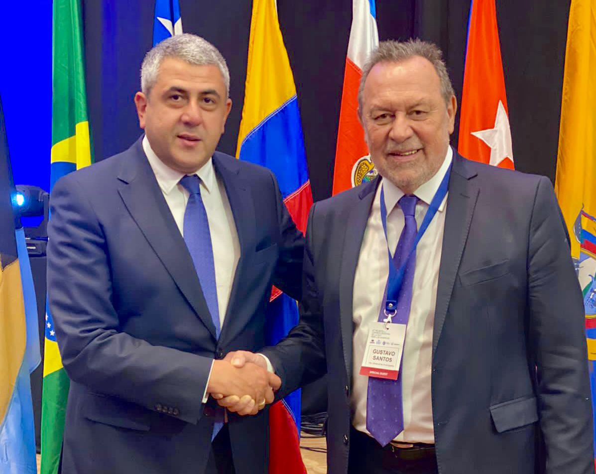 Gustavo Santos junto a Zurab Pololikashvili, el secretario general de la organización que postuló al argentino como director