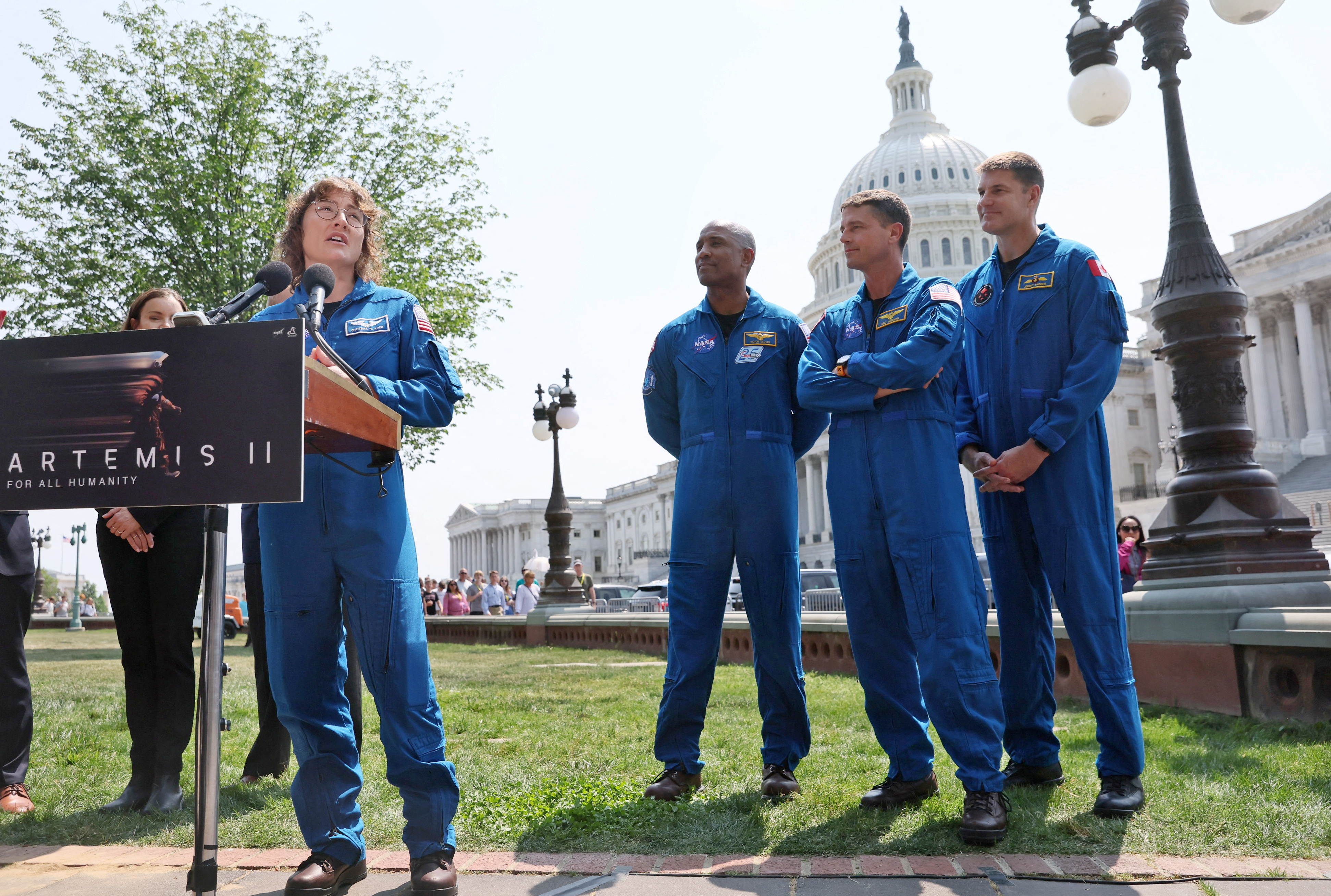 Christina Koch, miembro de la tripulación de la misión lunar Artemis II, en una rueda de prensa con sus compañeros Reid Wiseman, Victor Glover y Jeremy Hansen frente al edificio del Capitolio de EEUU en Washington este 18 de mayo de 2023 (REUTERS/Leah Millis)