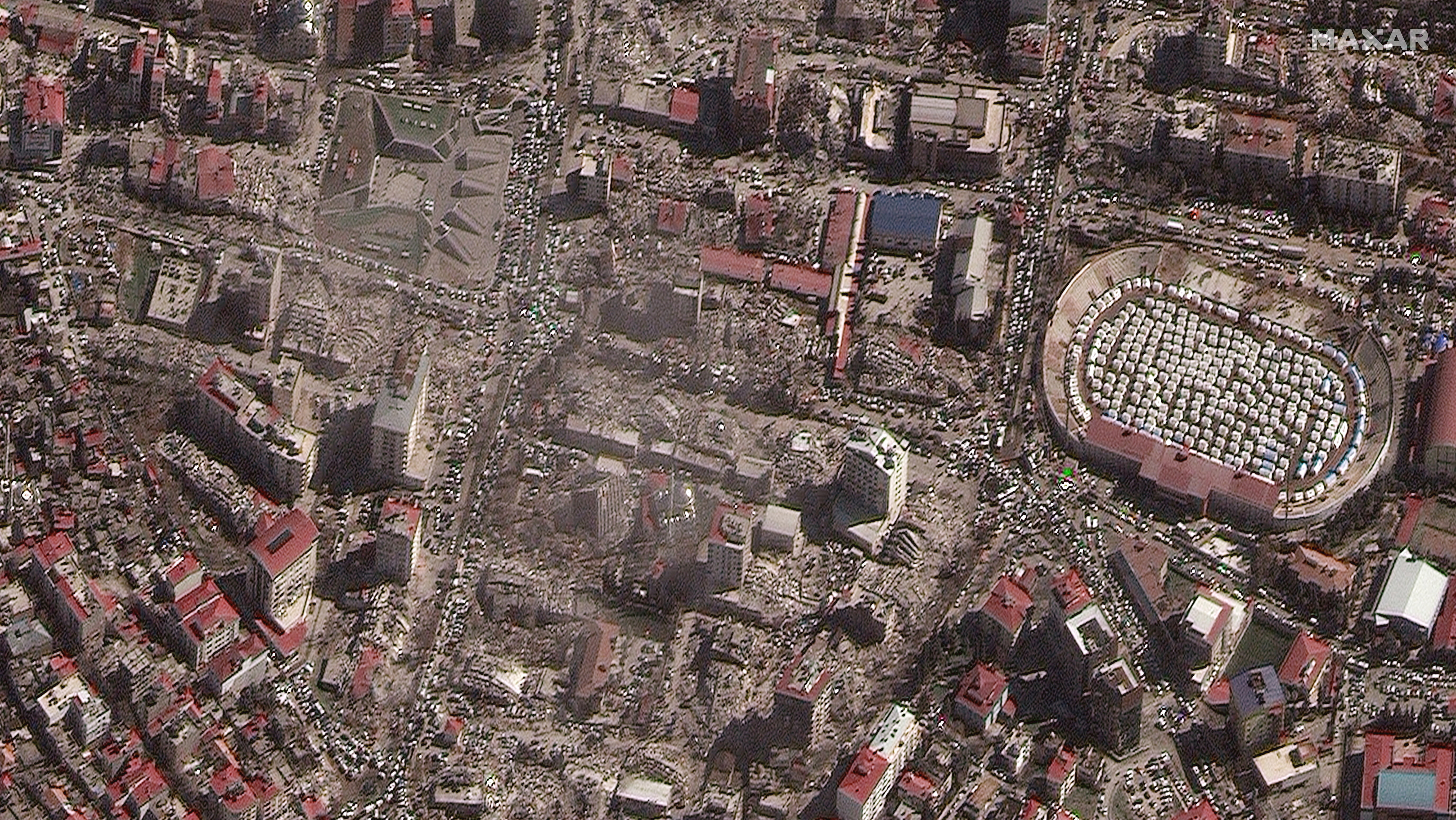 La destrucción y los refugios de emergencia en un estadio después de un terremoto en Kahramanmaras, Turquía, el 8 de febrero de 2023. Imagen satelital ©2023 Maxar Technologies/Handout via REUTERS 