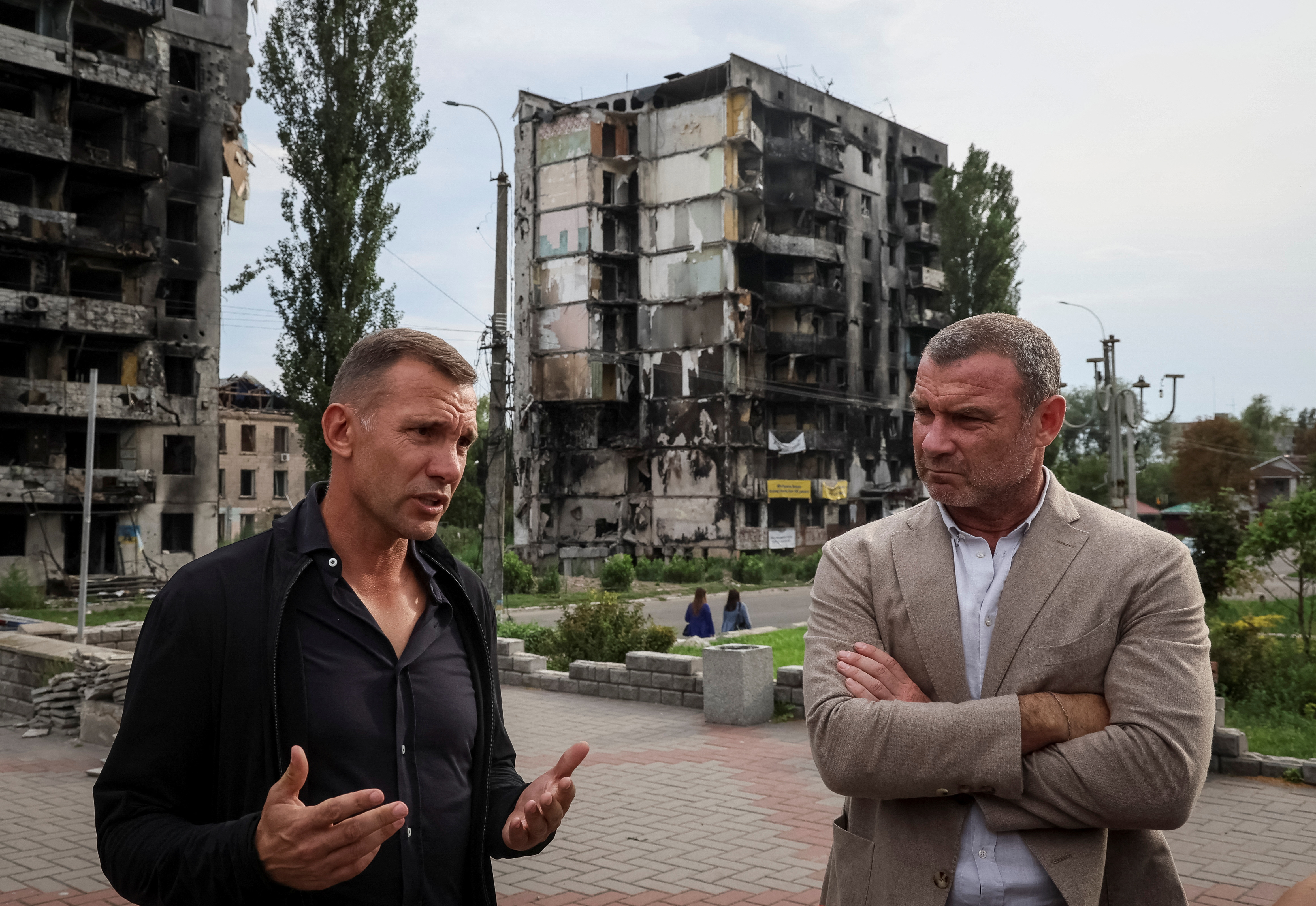 Shevchenko junto al actor Liev Schreiber en Borodianka, una de las ciudades afectadas por la invasión rusa (REUTERS/Gleb Garanich)