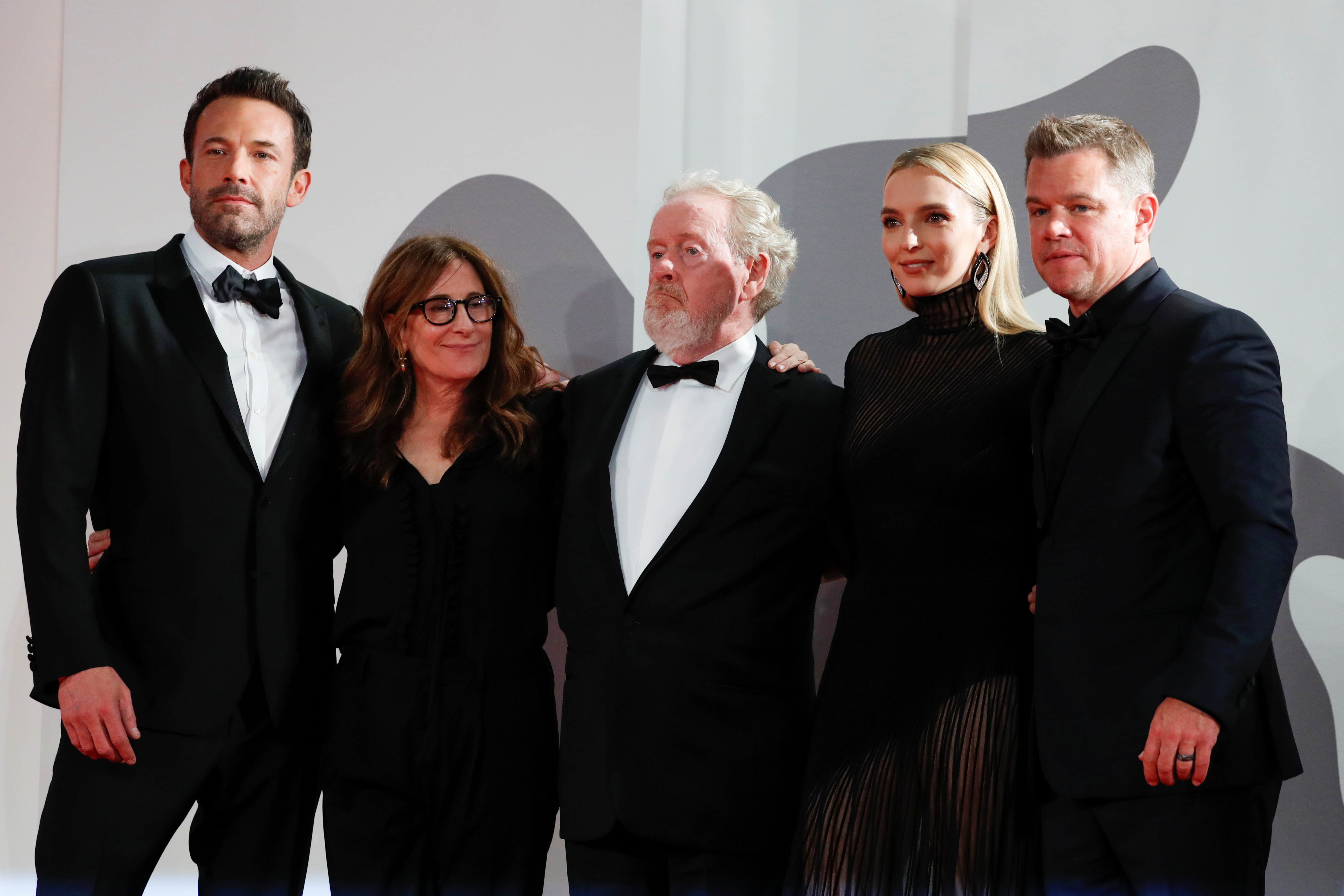 Ridley Scott junto a la guionista Nicole Holofcener y las estrellas Ben Affleck, Matt Damon (ambos también con crédito en guion) y Jodie Comer en la presentación de "El último duelo" en el Festival de Venecia. (Crédito/REUTERS/Yara Nardi)
