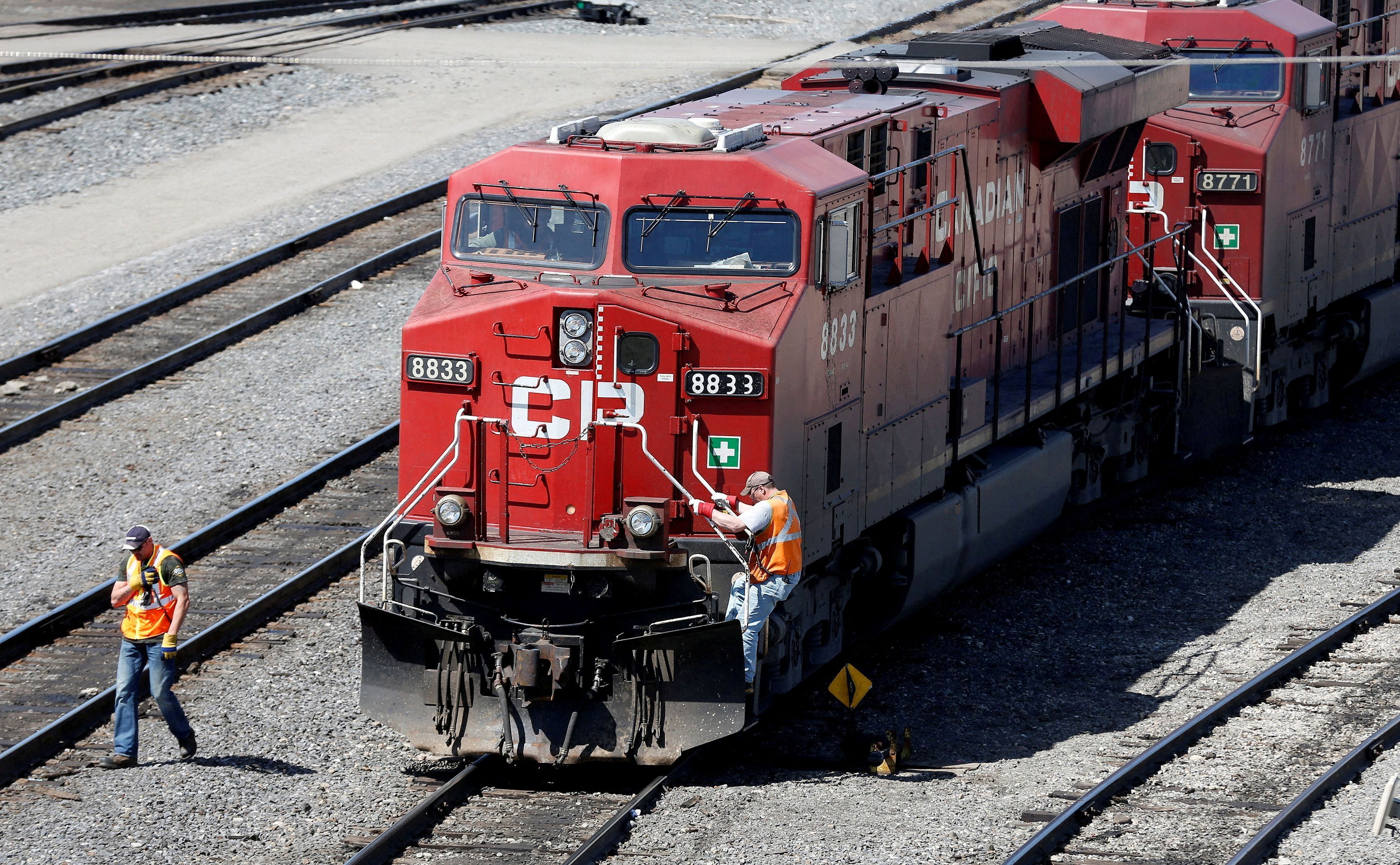 Un equipo de Canadian Pacific Railway trabaja en su tren en los patios de CP Rail en Calgary, Alberta, 29 de abril de 2014 (REUTERS/Todd Korol/Foto de archivo)
