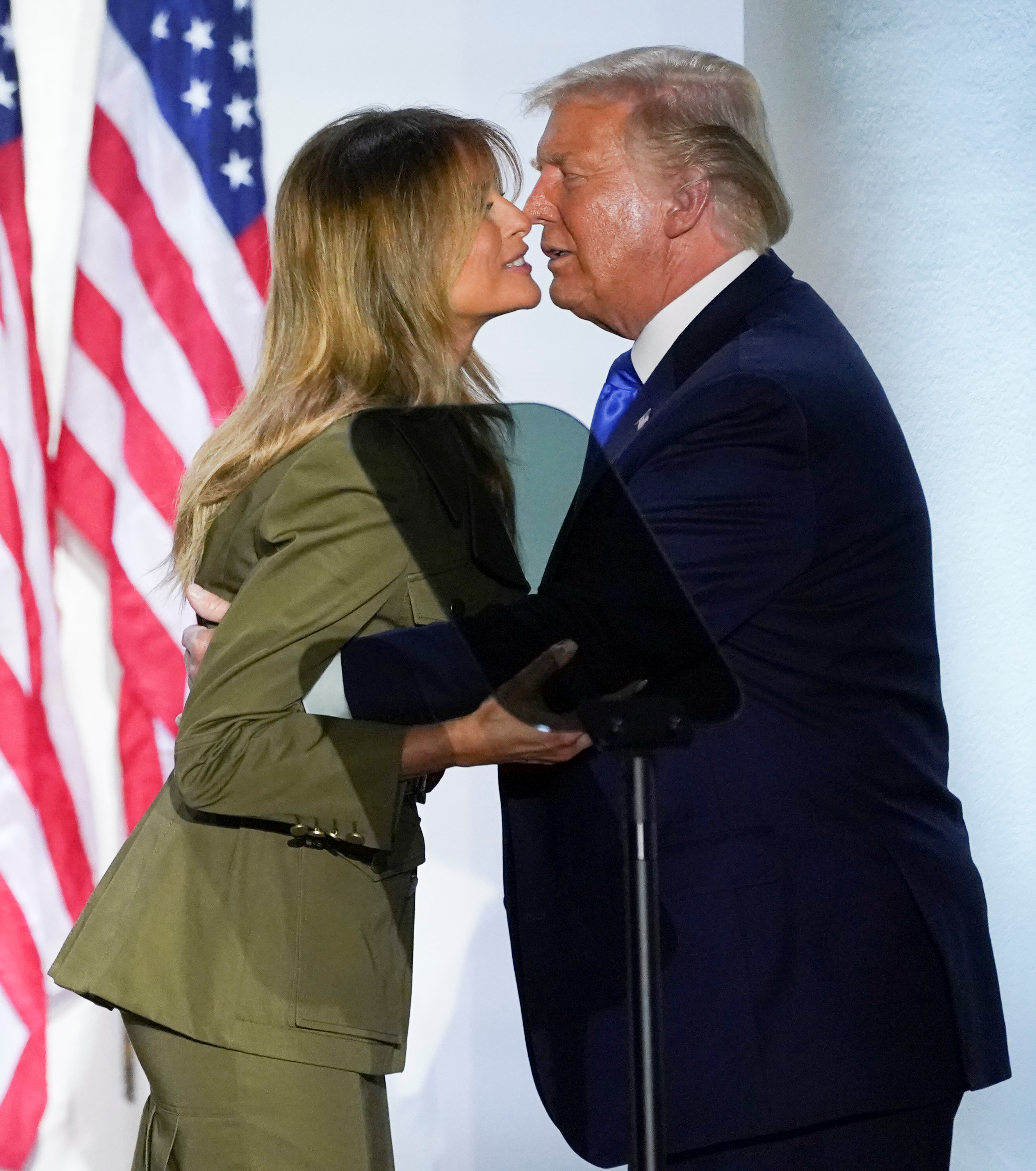 Melania Trump saluda a Donald Trump luego de su discurso en la convención republicana. REUTERS/Kevin Lamarque