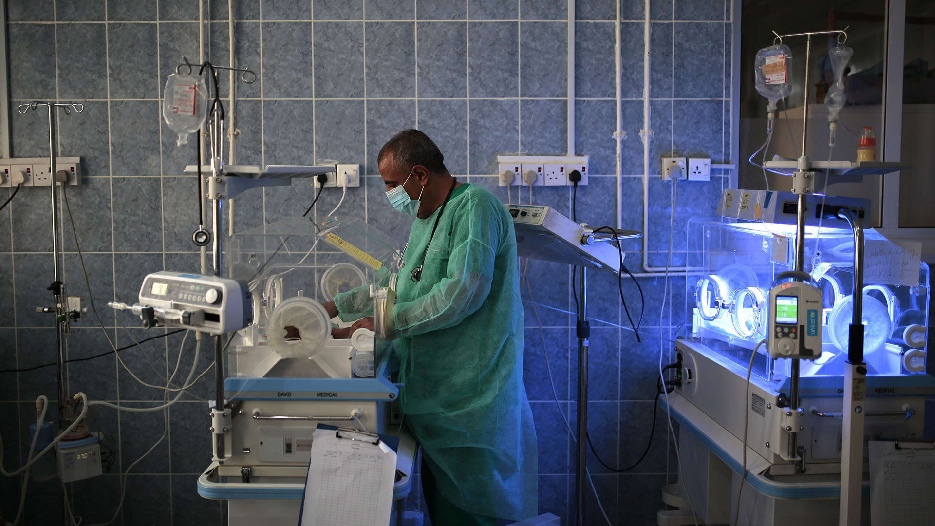 Un doctor revisa a un recién nacido desnutrido dentro de una incubadora en el hospital Al-Sabeen en Sanaa, Yemen (AP Photo/Hani Mohammed)