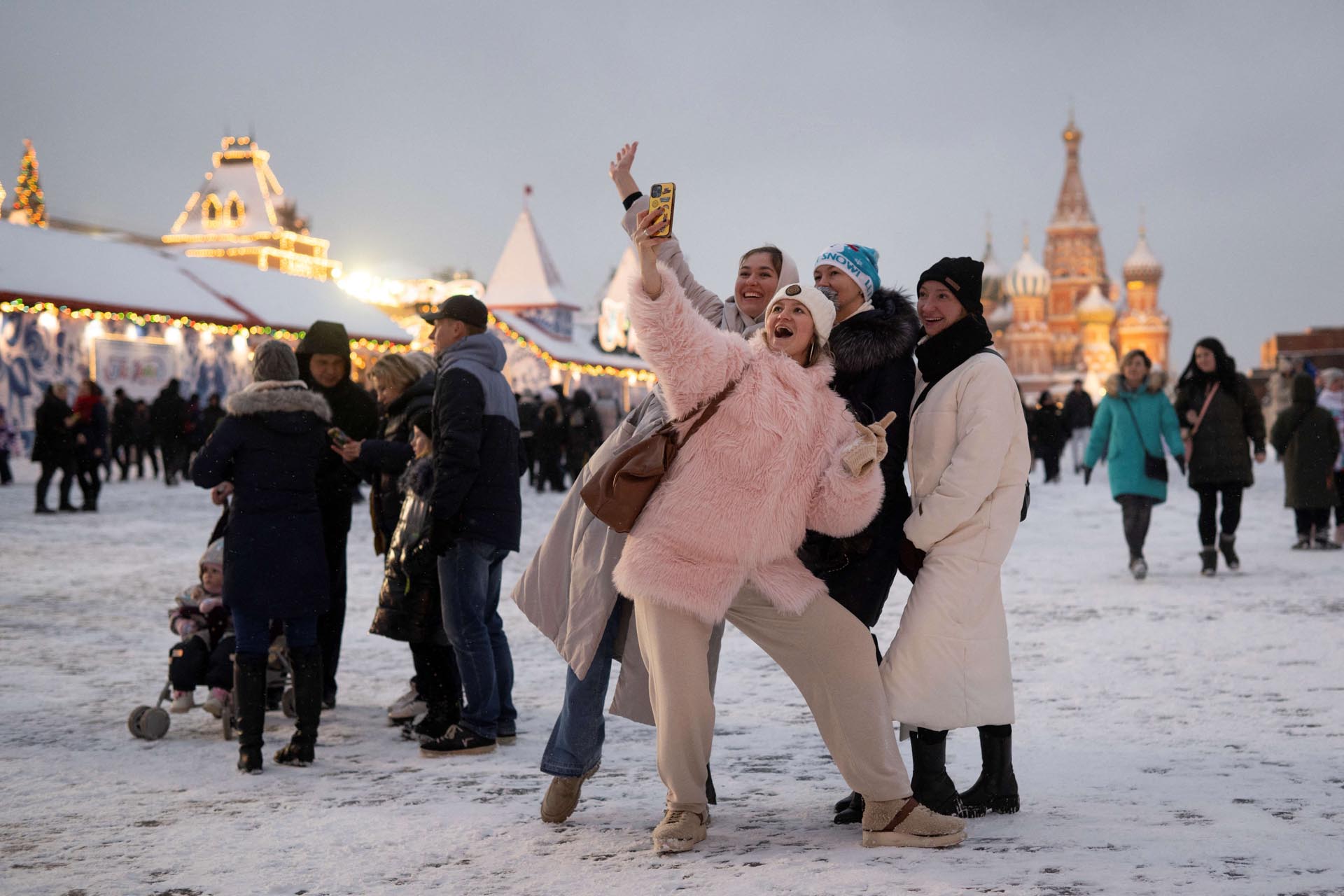 Las mujeres posan para una foto selfie en la Plaza Roja de Moscú.
