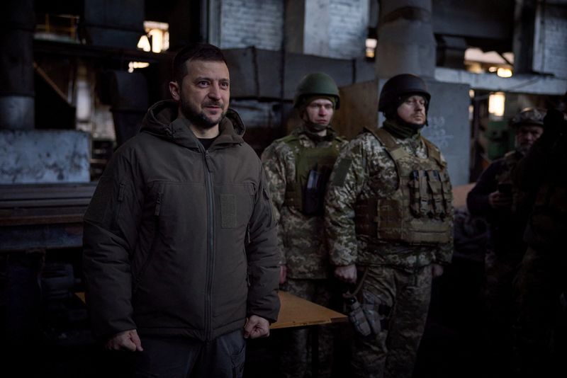 El presidente de Ucrania, Volodimir Zelensky, visita a militares ucranianos en su posición en la ciudad de Bajmut, en la línea del frente (Servicio de Prensa Presidencial de Ucrania/Handout via REUTERS)