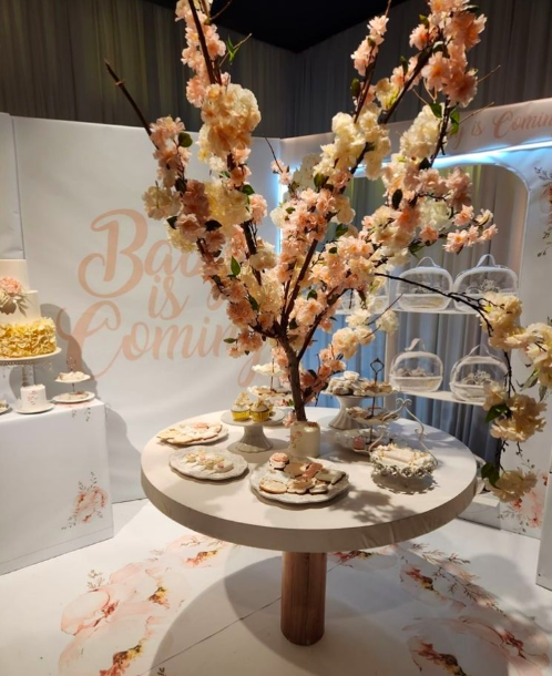 La decoración de la fiesta tuvo como eje tonos claros como el rosa, amarillo y blanco, y el salón se llenó de globos y flores (Instagram)