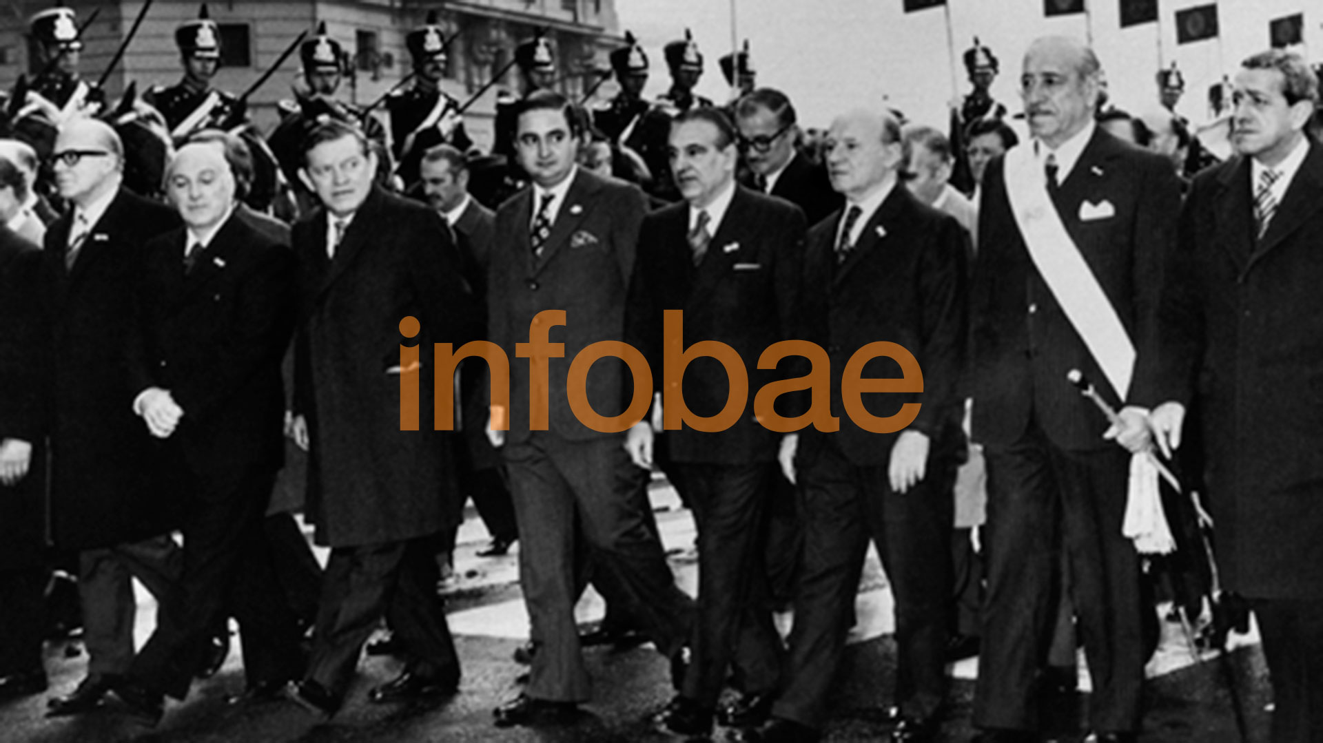 El 26 de mayo de 1973, el presidente Cámpora, y miembros de su gobierno, caminan hacia la Catedral Metropolitana para participar del Tedeum. Debió realizarse el día anterior pero la Catedral fue asaltada y tuvo que cerrarse