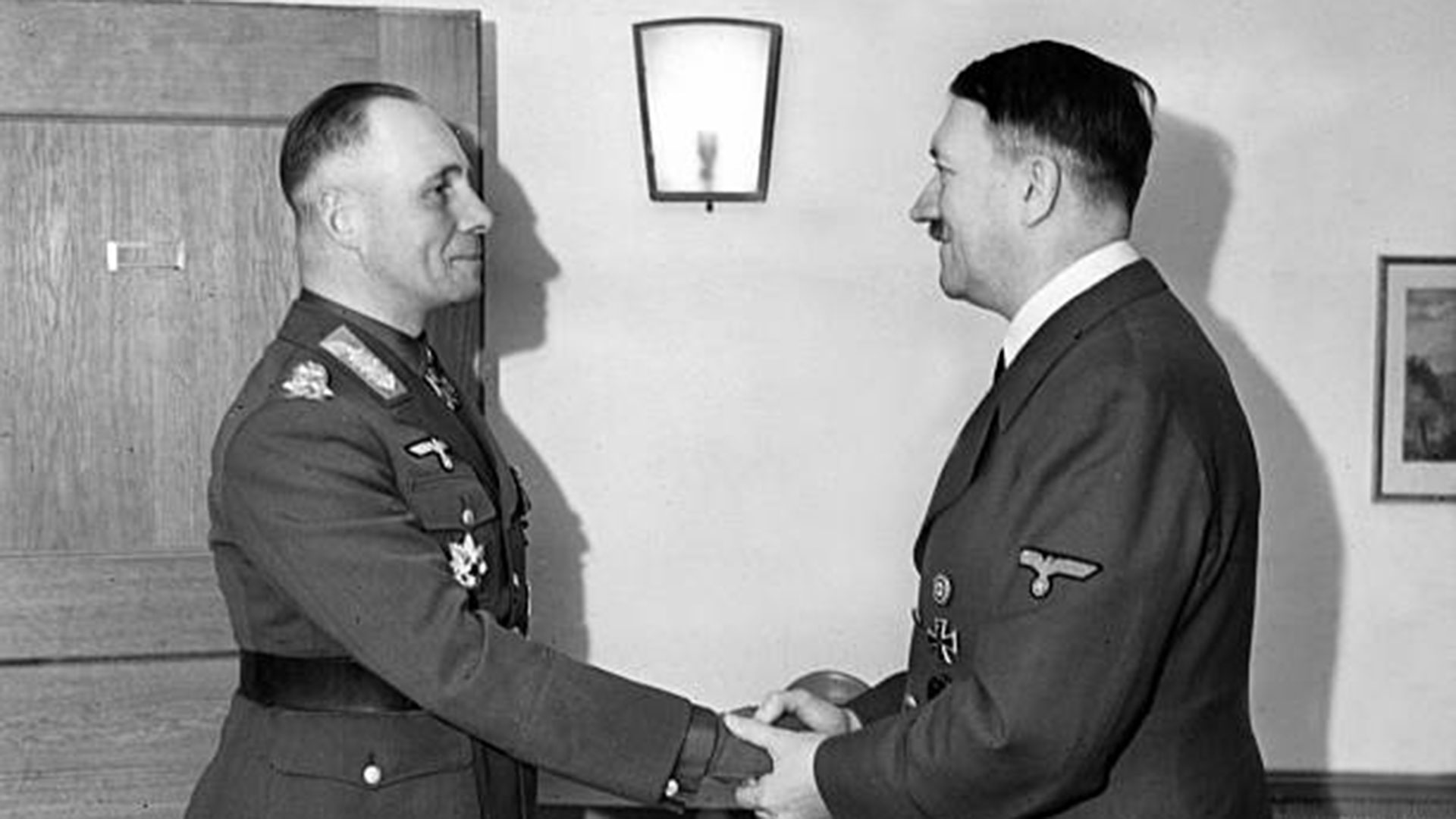Erwin Rommel y Adolf Hitler. La relación pasó de la admiración mutua a la desconfianza y terminó con el Führer ordenandole a quien fuera su mariscal favorito que se suicide