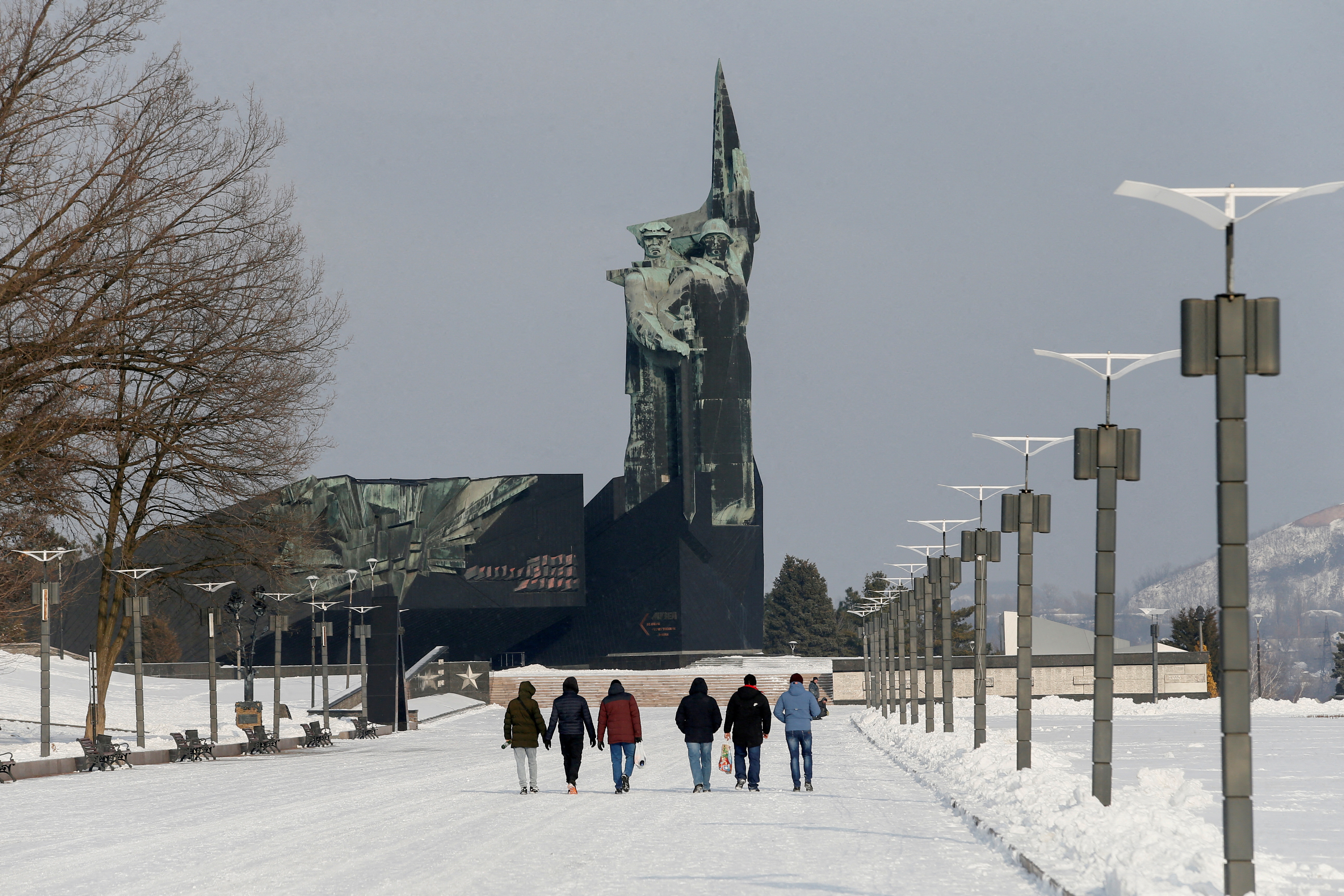 La gente camina hacia un monumento a los Libertadores de Donbass en la ciudad rebelde de Donetsk, Ucrania, el 27 de enero de 2022 (REUTERS/Alexander Ermochenko)