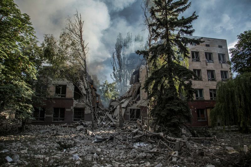 FOTO DE ARCHIVO: El humo se eleva sobre los restos de un edificio destruido por un ataque militar, mientras continúa el ataque de Rusia a Ucrania, en Lysychansk, región de Luhansk, Ucrania 17 de junio de 2022.  REUTERS/Oleksandr Ratushniak
