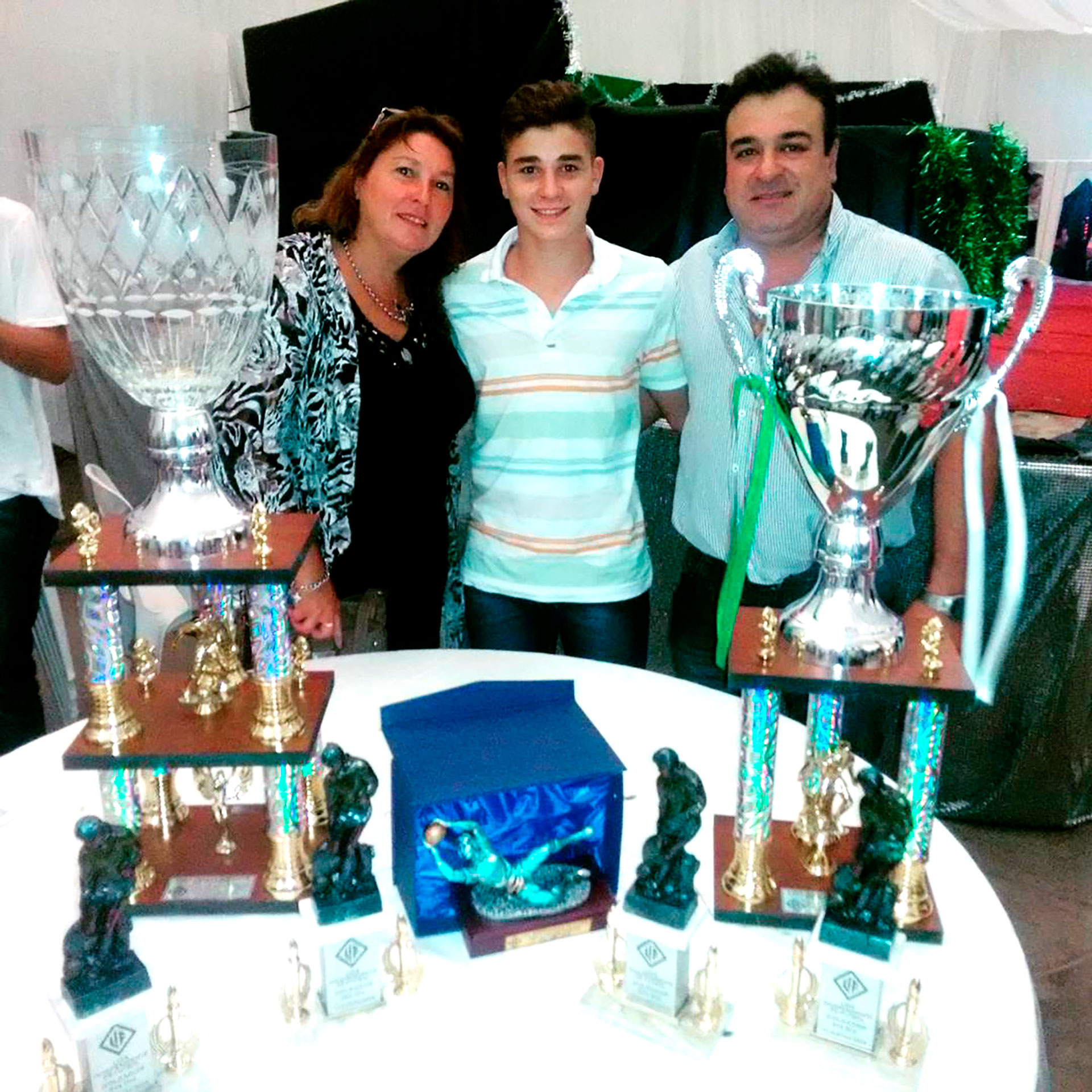 Julián Álvarez, junto a su familia y los trofeos de goleador (@juliaanalvarez)
