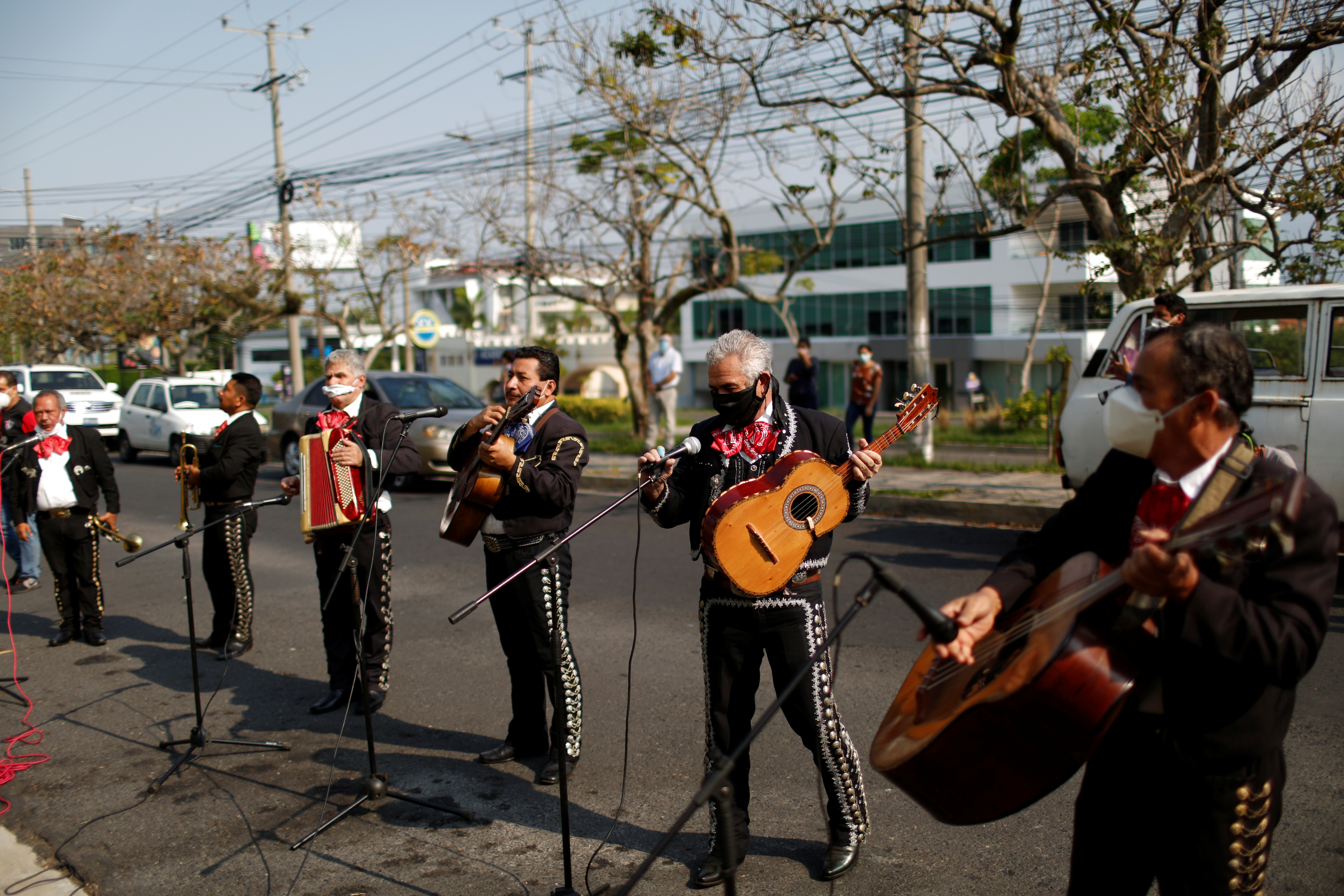 Los miembros del Mariachi America actúan frente a un hotel, utilizado como centro de cuarentena, como parte de la celebración del Día de la Madre en Antiguo Cuscatlán, San Salvador, El Salvador 10 de mayo de 2020. (Foto: REUTERS/Jose Cabezas)