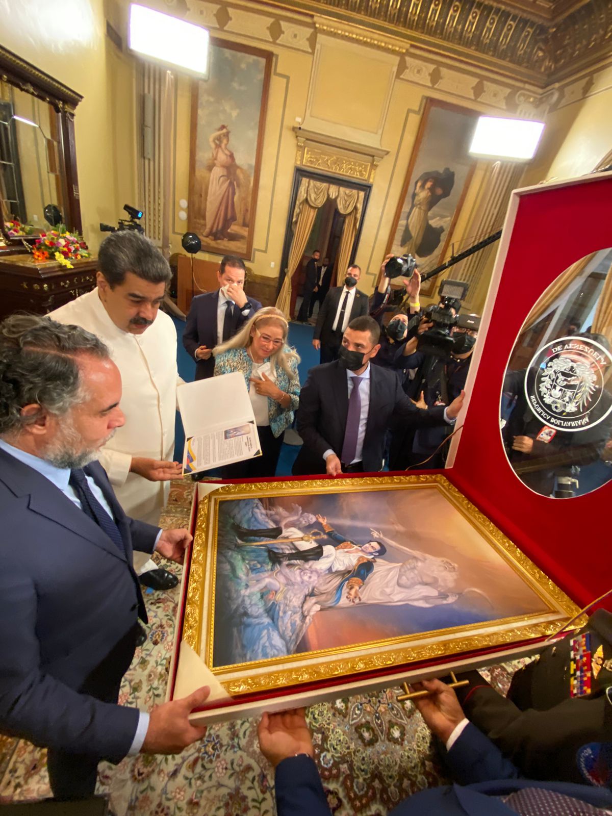 El embajador le obsequio a Maduro un sombrero vueltiao, mientras que Maduro le obsequió a Benedetti un cuadro de Simón Bolívar.