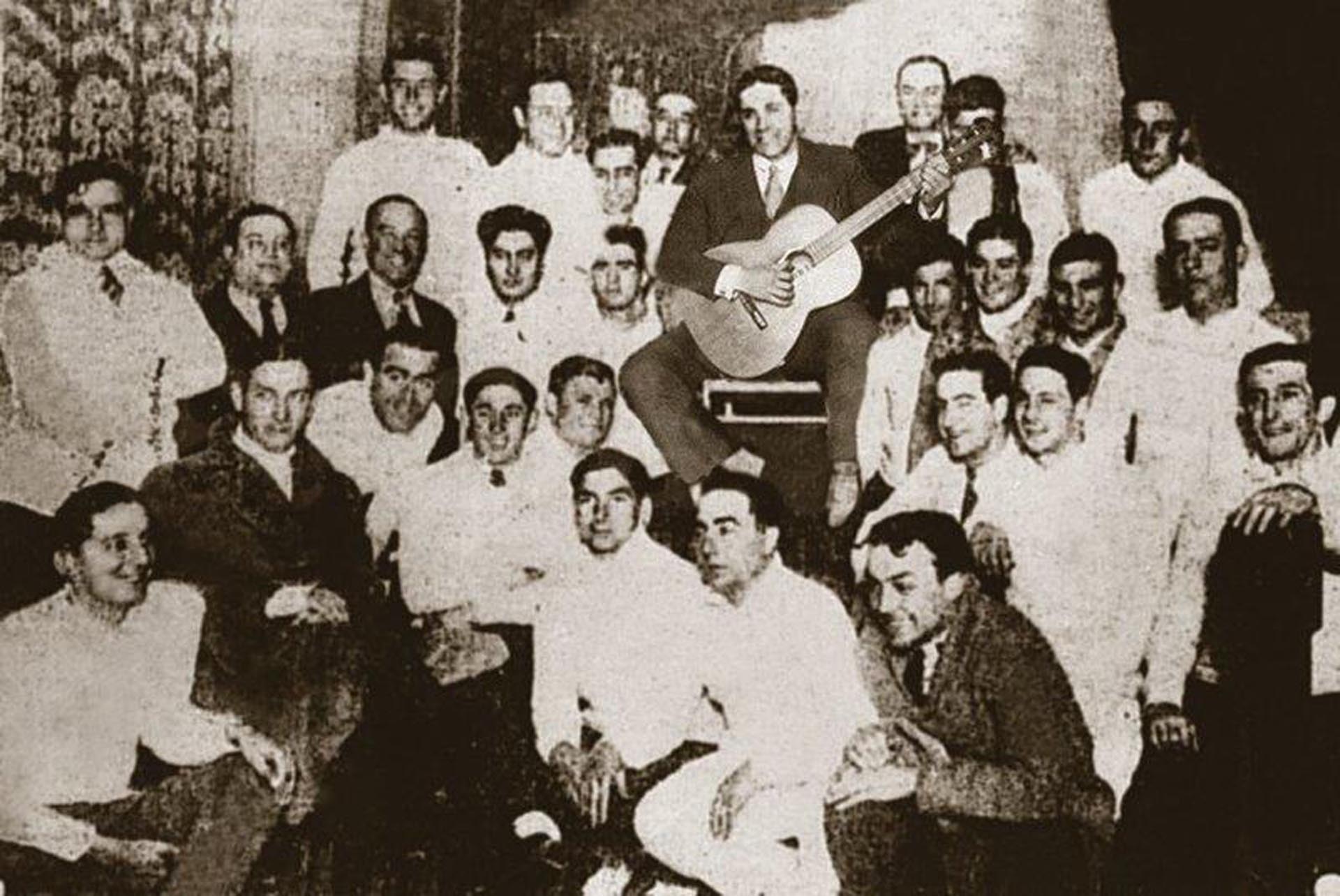 Gardel cantando en la concentración de Argentina dos días antes de la final del mundial Orsi esta sentado a la derecha del Mudo, 1930.