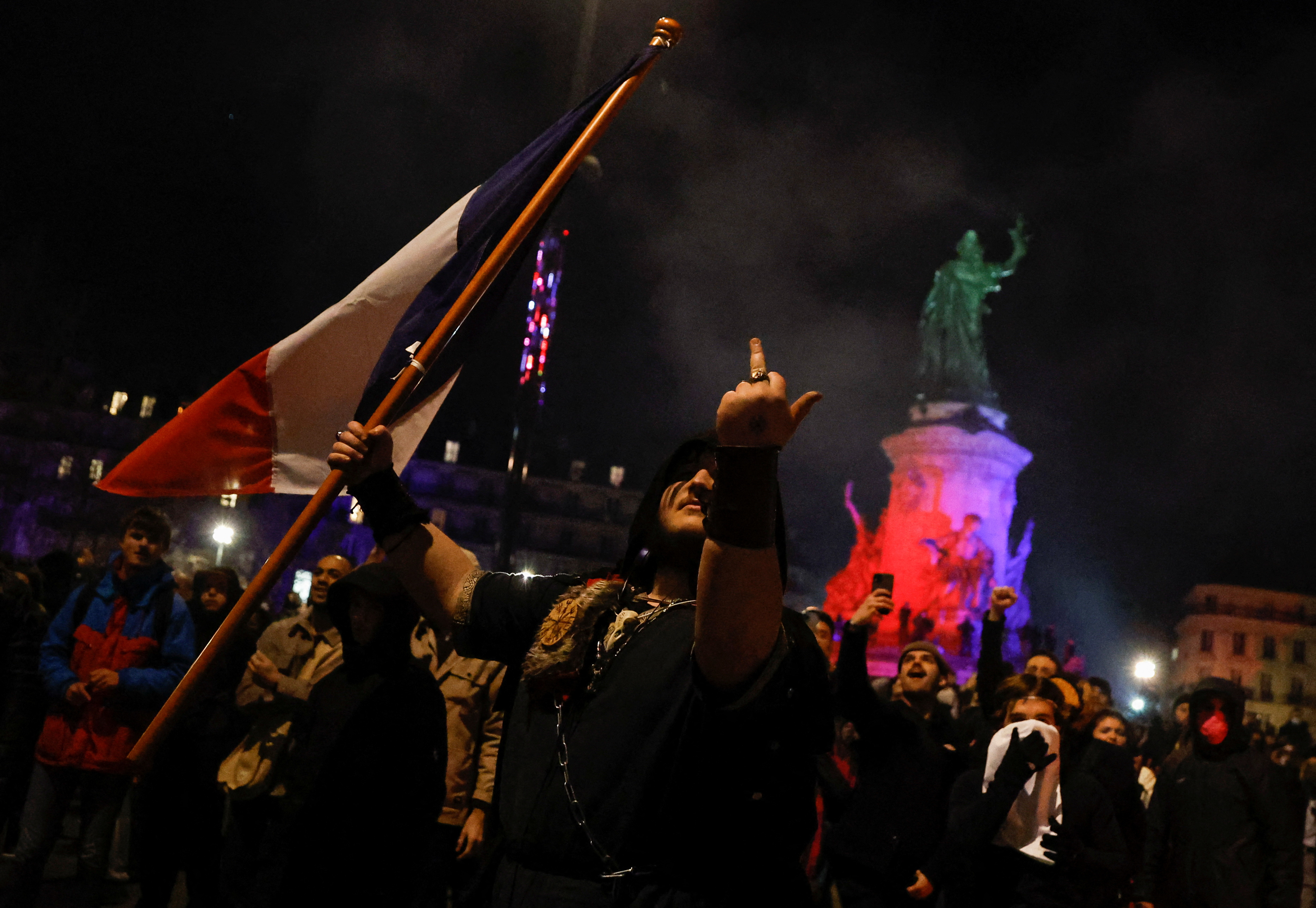 Un manifestante insulta en la Plaza de la República de París  (REUTERS/Gonzalo Fuentes)