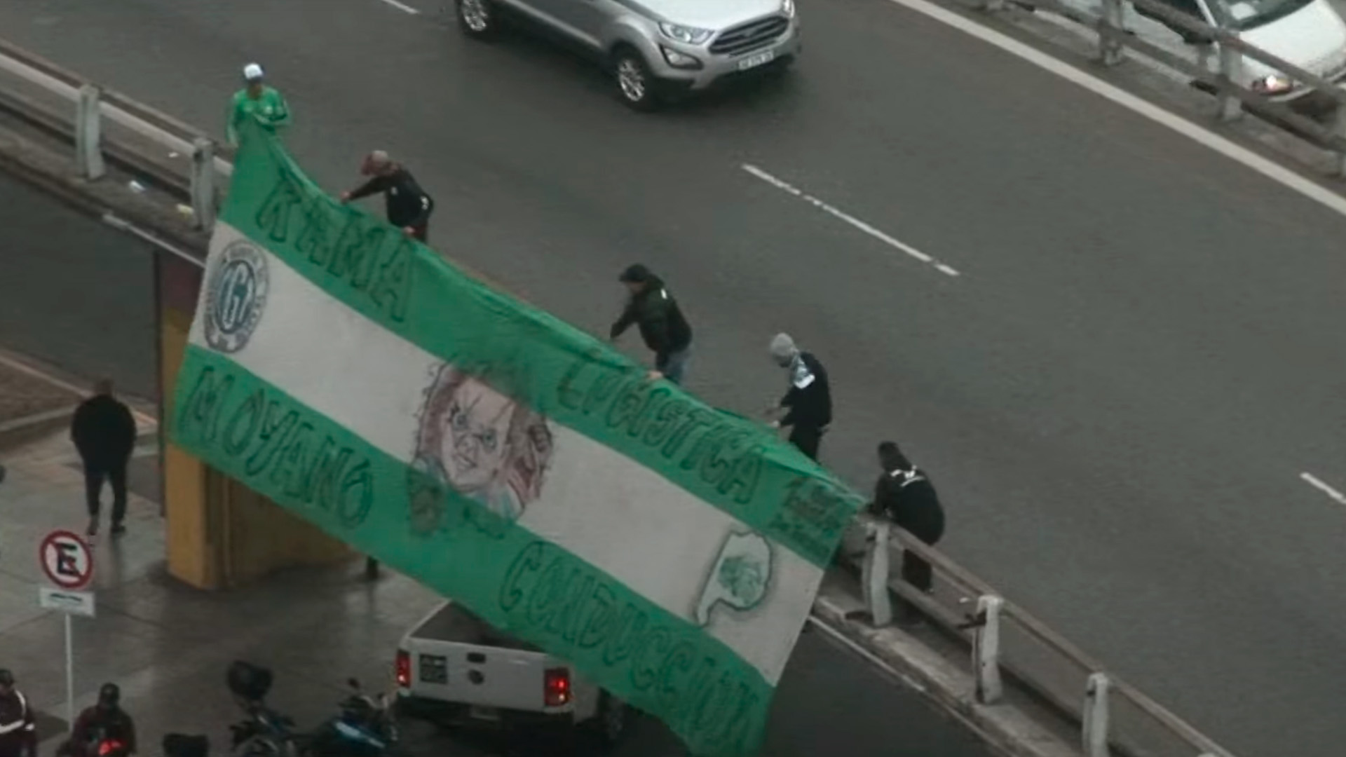 La bandera que "colgó" el gremio Camioneros en la subida de la Autopista
