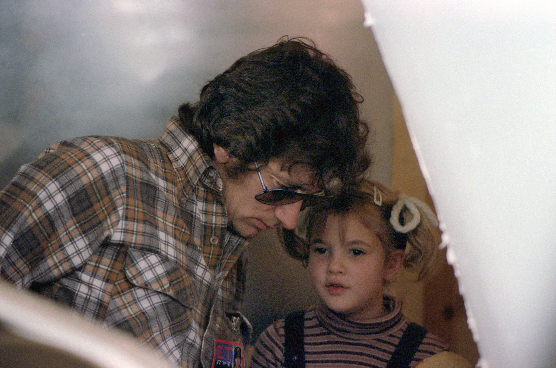 Drew Barrymore y  Steven Spielberg en el rodaje de E.T. (Getty)