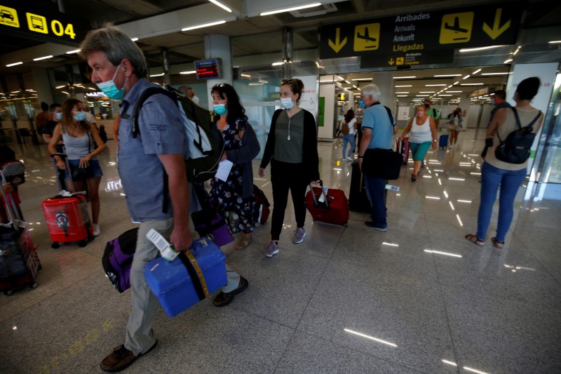 Pasajeros llegan al aeropuerto, en Palma de Mallorca, España, 15 de agosto de 2020. REUTERS/Enrique Calvo/Archivo