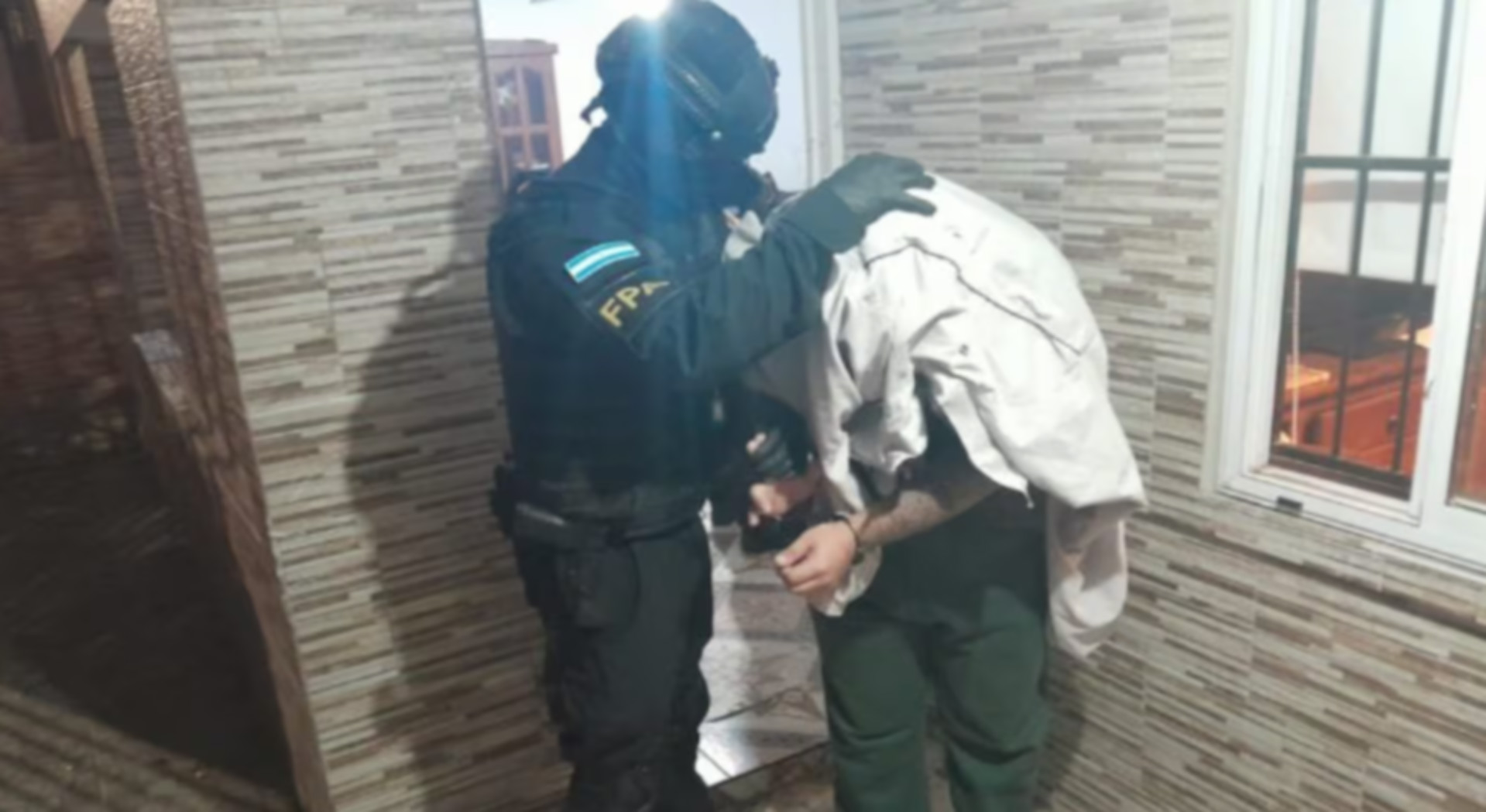 Allanaron en dos b&uacute;nkers de C&oacute;rdoba y hay dos detenidos: uno de ellos ten&iacute;a tobillera electr&oacute;nica