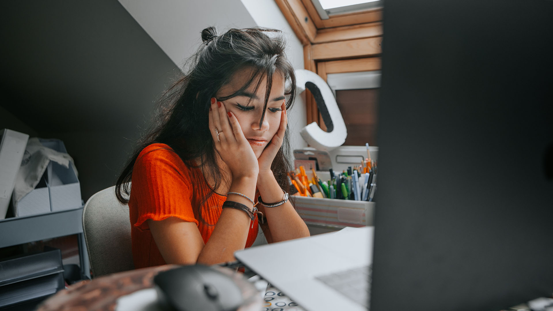 Existen distintas barreras que enfrentar cuando se evita la procrastinación, es por eso que las expertas advirtieron la importancia de analizar qué le ocurre a cada persona (Getty Images)
