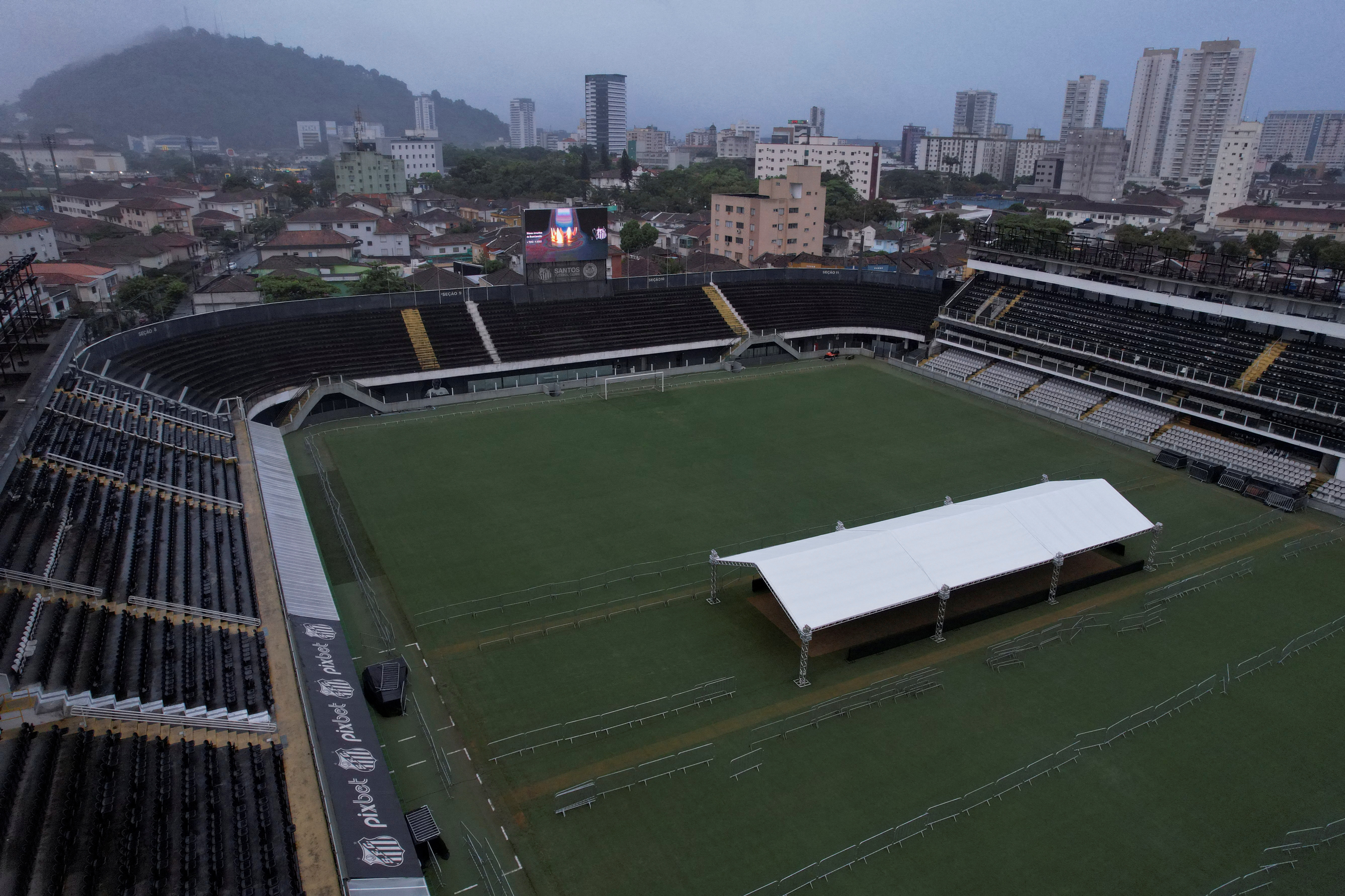 El estadio del Santos ya está preparado para darle el último adiós a Pelé (Foto: Reuters/Amanda Perobelli)