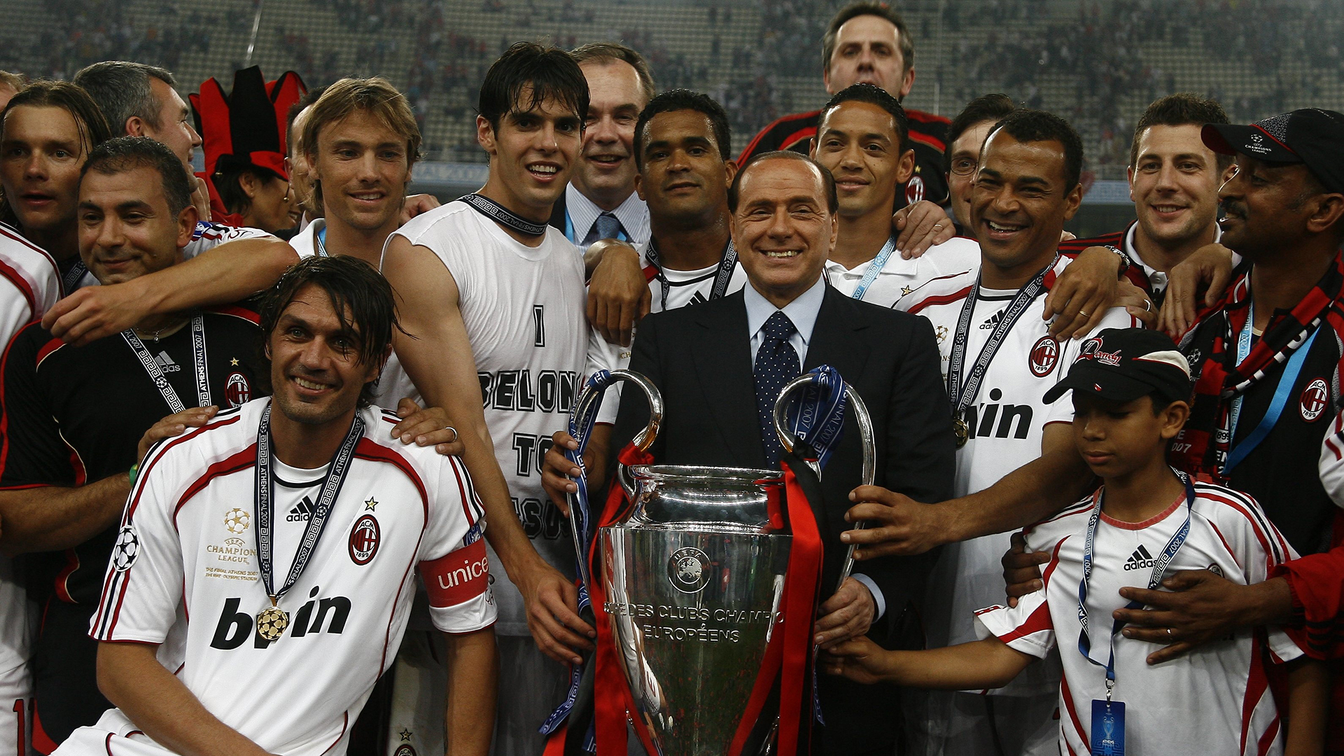 Los jugadores del AC Milan celebran la victoria de la Champions League 2006-2007 con su presidente Silvio Berlusconi. (liewig christian/Corbis via Getty Images)