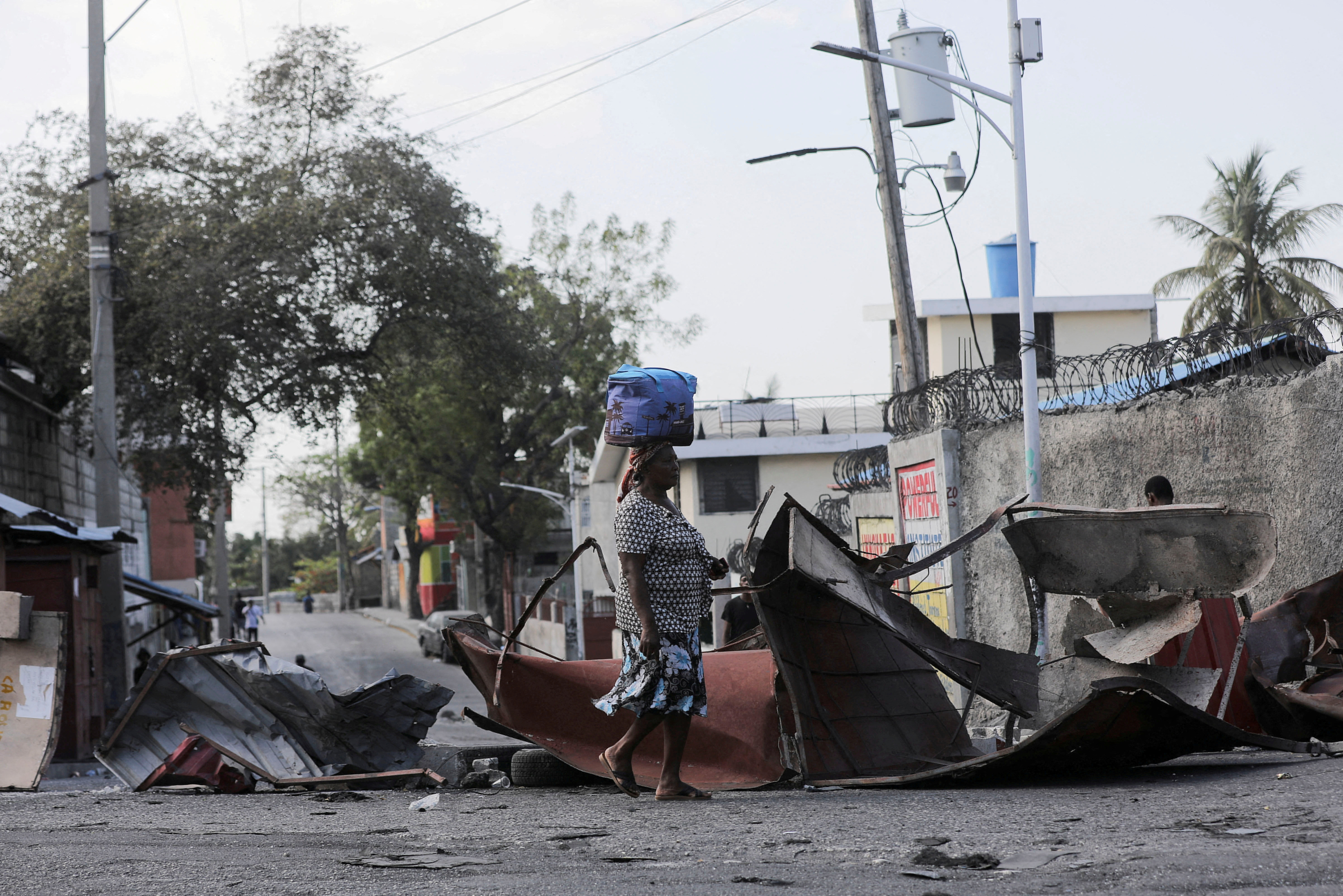Una mujer pasa junto a una barricada en medio de la violencia de bandas en Puerto Príncipe, Haití, 3 de marzo de 2023. REUTERS/Ralph Tedy Erol/Archivo