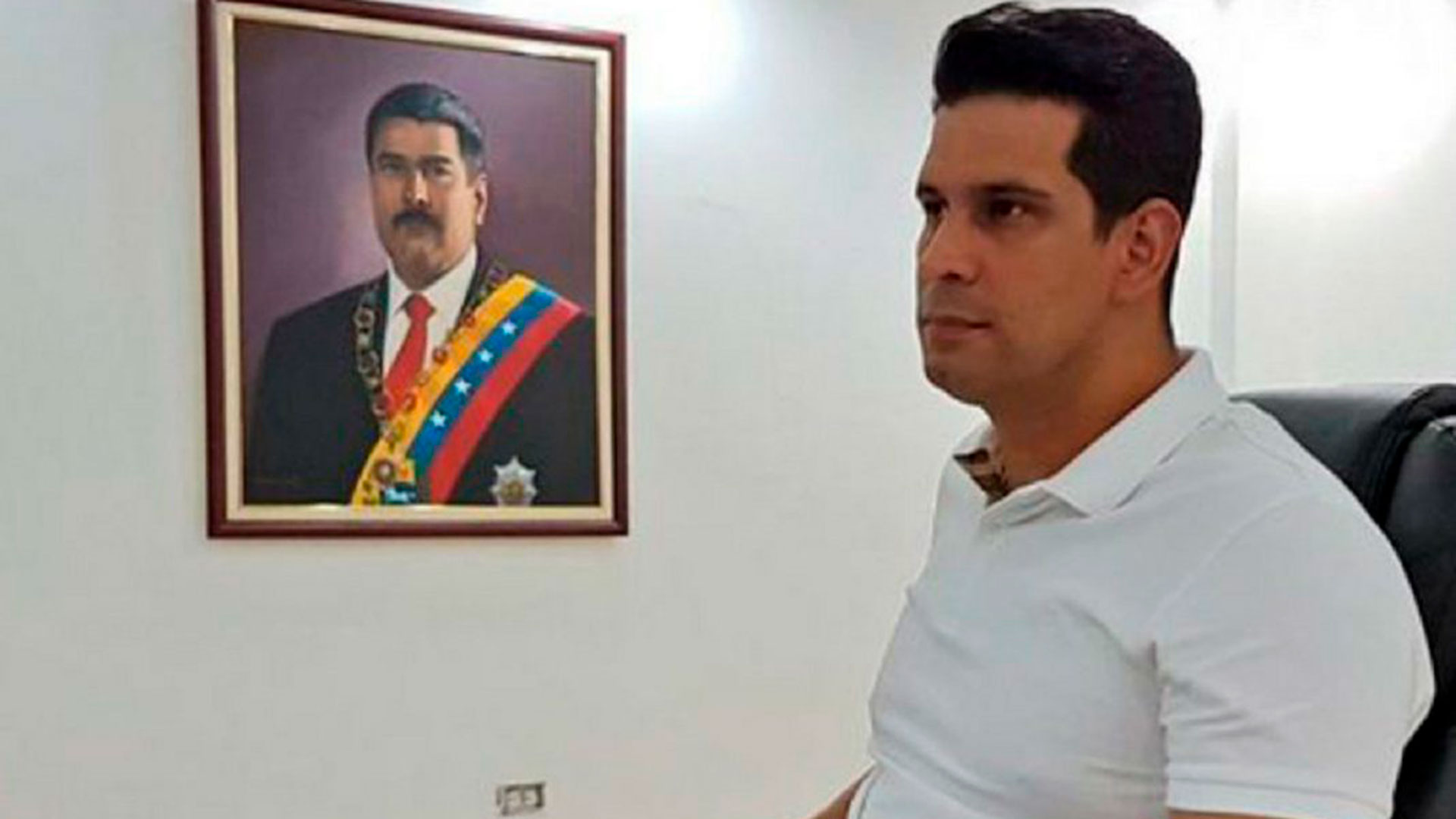 Jhonnathan Marín con un cuadro de Nicolás Maduro
