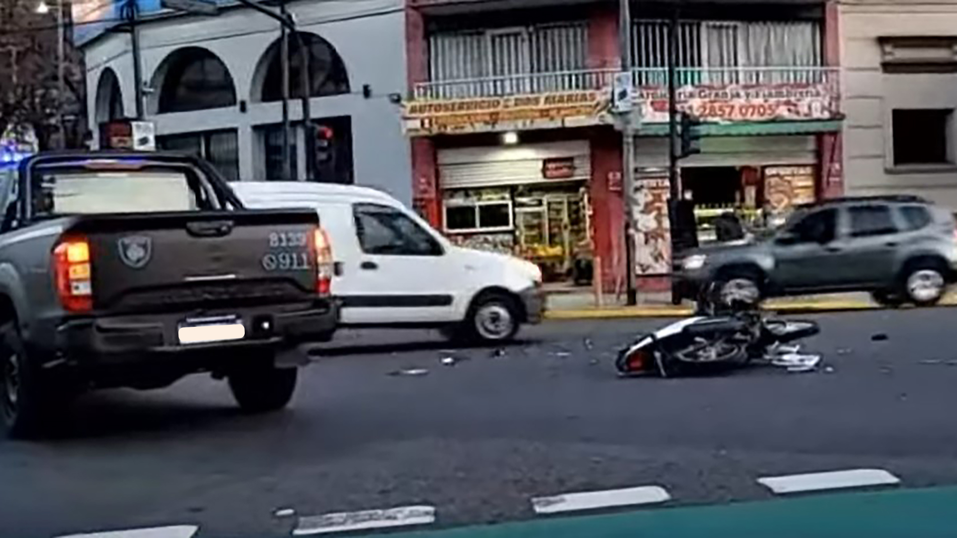 Recoleta: un hombre desnudo atacó a la empleada de un edificio y rompió el vidrio de la entrada