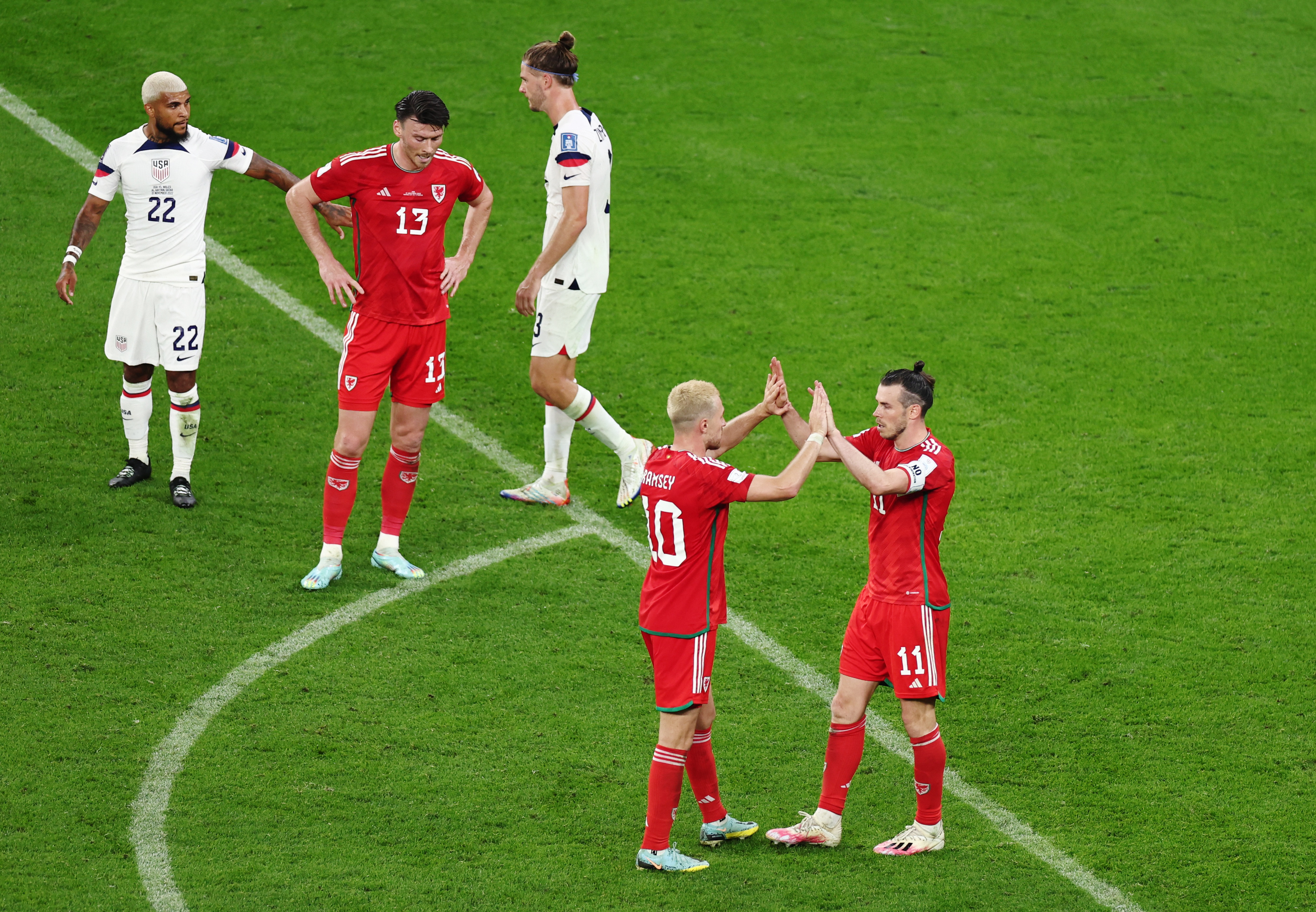 Estados Unidos y Gales empataron tras un intenso partido, Weah y Bale fueron los anotadores