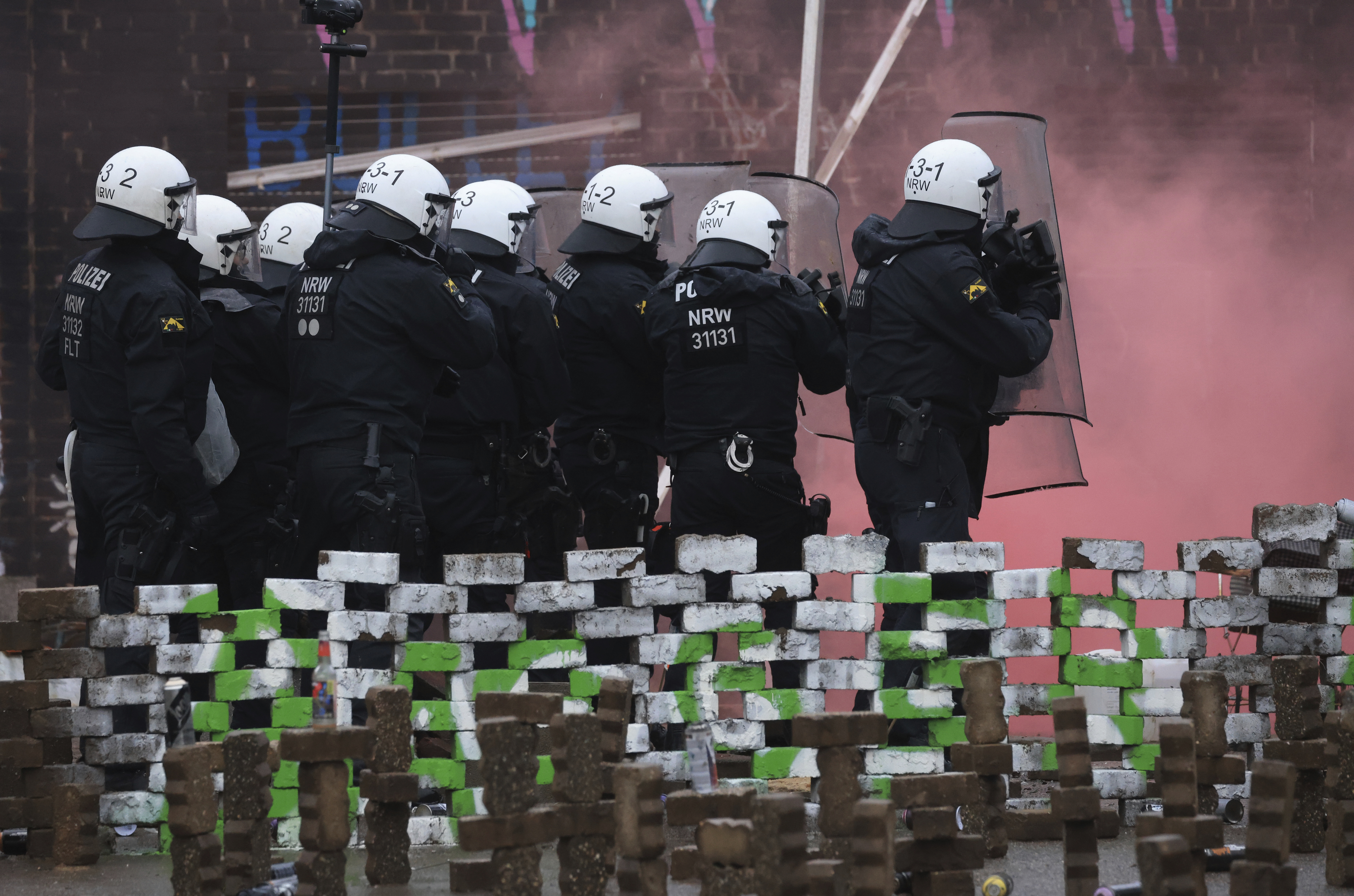 El jefe de la sección regional del sindicato policial Deutsche Polizeigewerkschaft, Erich Rettinghaus, afirmó que la policía estaba actuando “con mucha prudencia”  (Rolf Vennenbernd/dpa via AP)