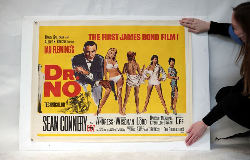 Un poster de la película 'Dr No' (1962) realizado por British Quad e ilustrado por Mitchell Hooks para el primer filme de James Bond protagonizado por Sean Connery  REUTERS/Hannah McKay 