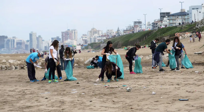 En Mar del Plata, un trabajo comunitario de censo de la basura: entre el 60 y el 80 % son plásticos. (Imagen: gentileza Surfrider)