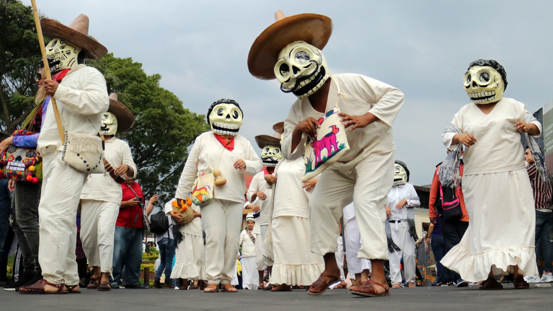 Personas ataviadas como catrinas desfilan en Cuernavaca con motivo del Día de los Muertos FOTO: MARGARITO PÉREZ RETANA /CUARTOSCURO.COM