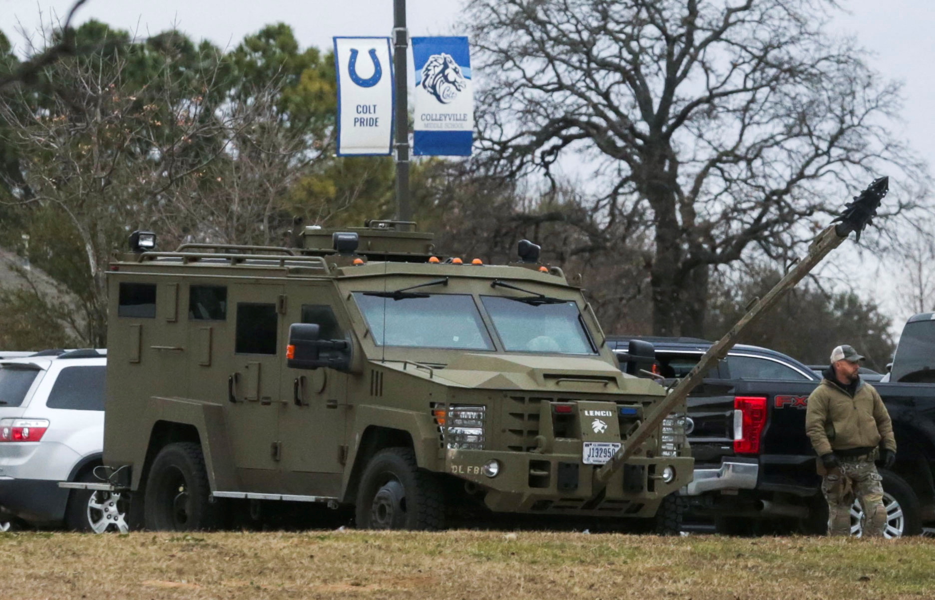 Un vehículo policial blindado en el área donde, según los informes, un hombre tomó a personas como rehenes en una sinagoga durante los servicios que se transmitían en vivo, en Colleyville, Texas (REUTERS/Shelby Tauber)